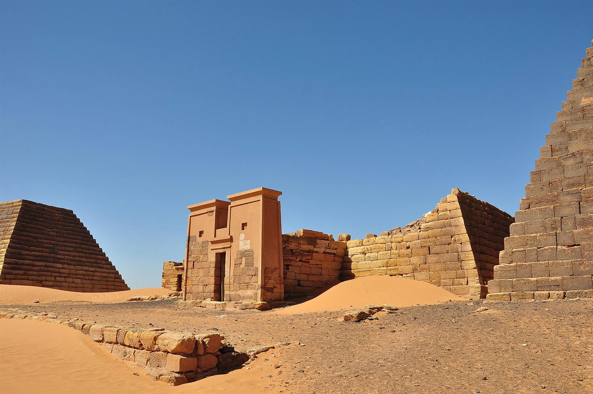 Pirámides de Meroe en el paisaje semidesértico de Sudán.