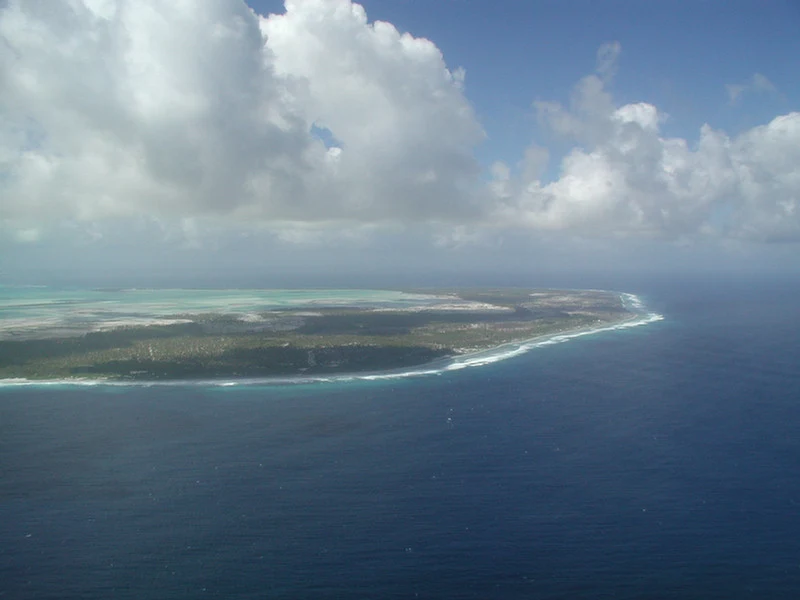 Laguna poco profunda y llanuras coralinas de Kiritimati vistas desde arriba.