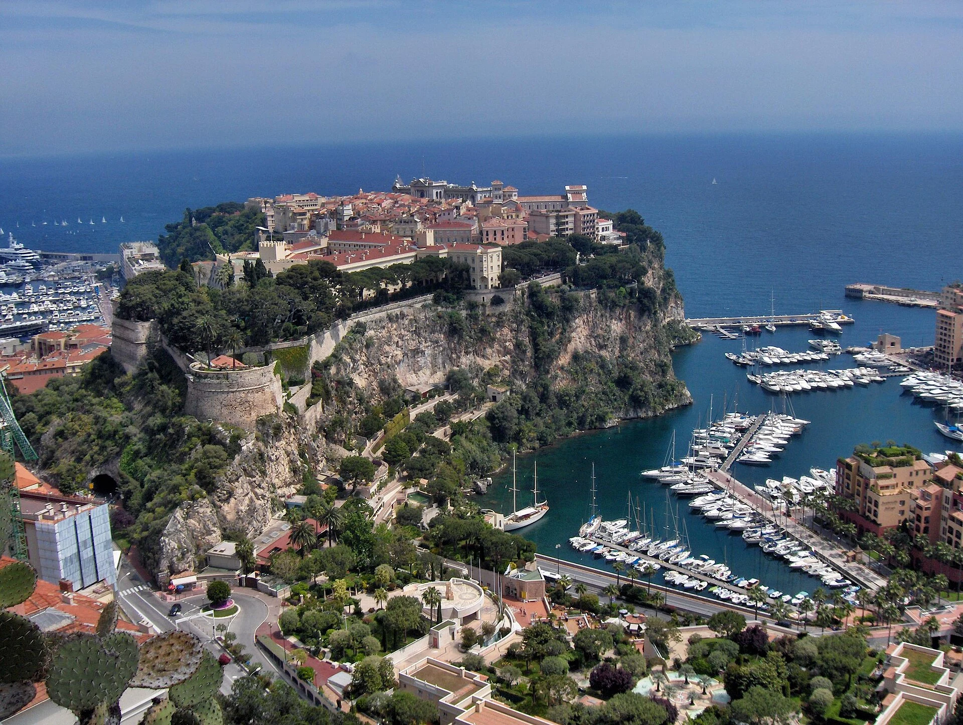 Place du Palais en Monaco-Ville, sobre el promontorio del Rocher.