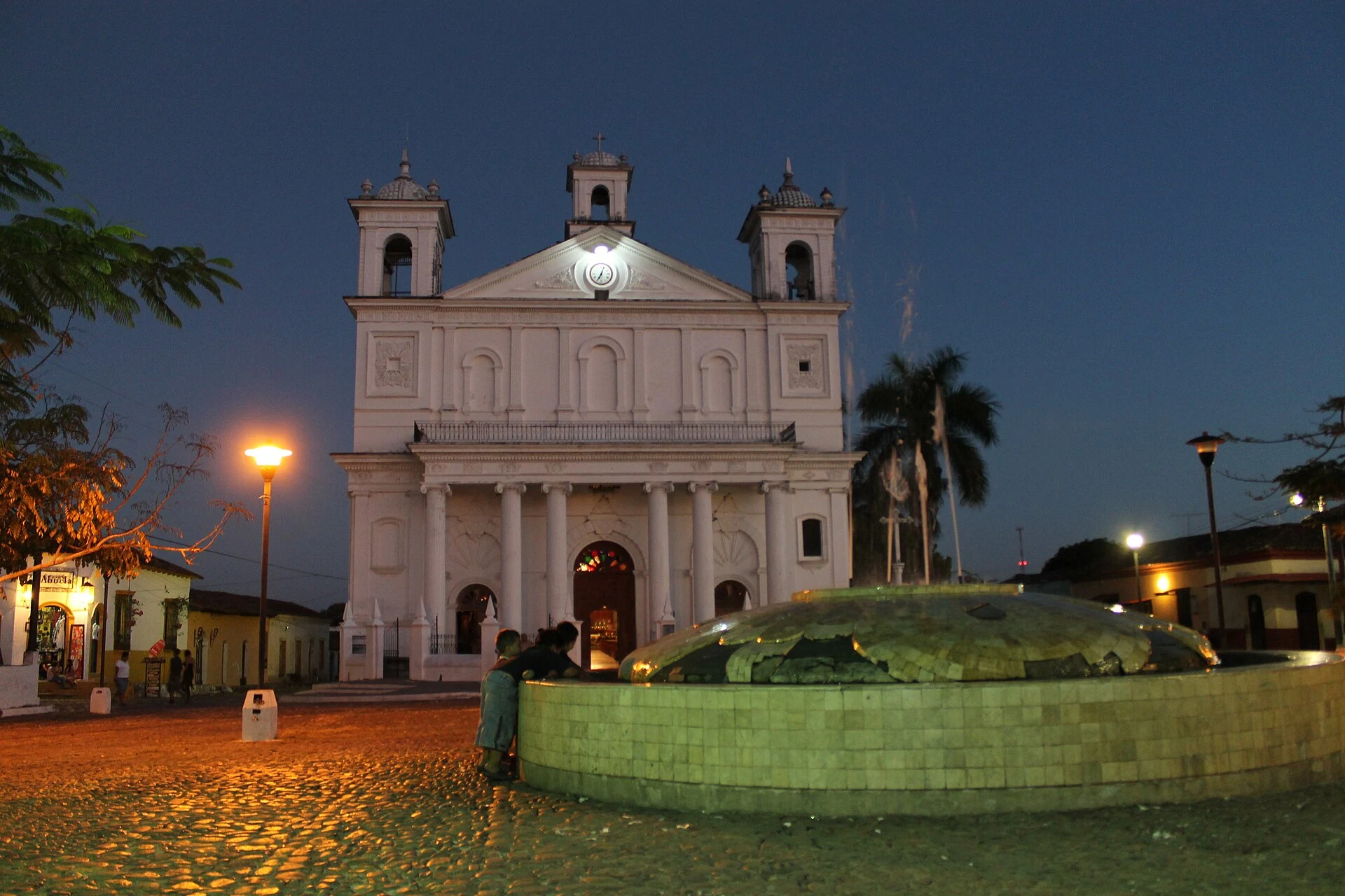 Iglesia de Santa Lucía y tejados del centro histórico de Suchitoto.