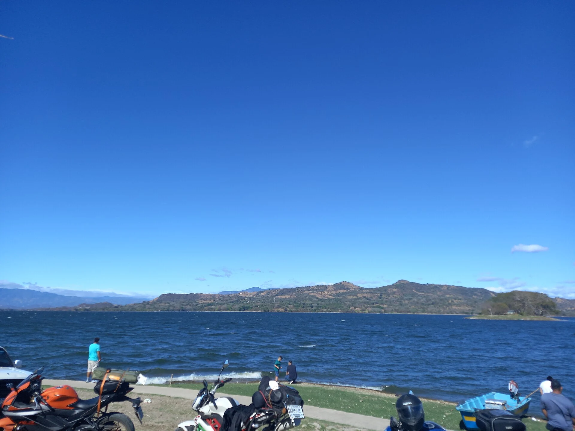 Lancha y vegetación de ribera en el lago Suchitlán, parte del embalse Cerrón Grande.