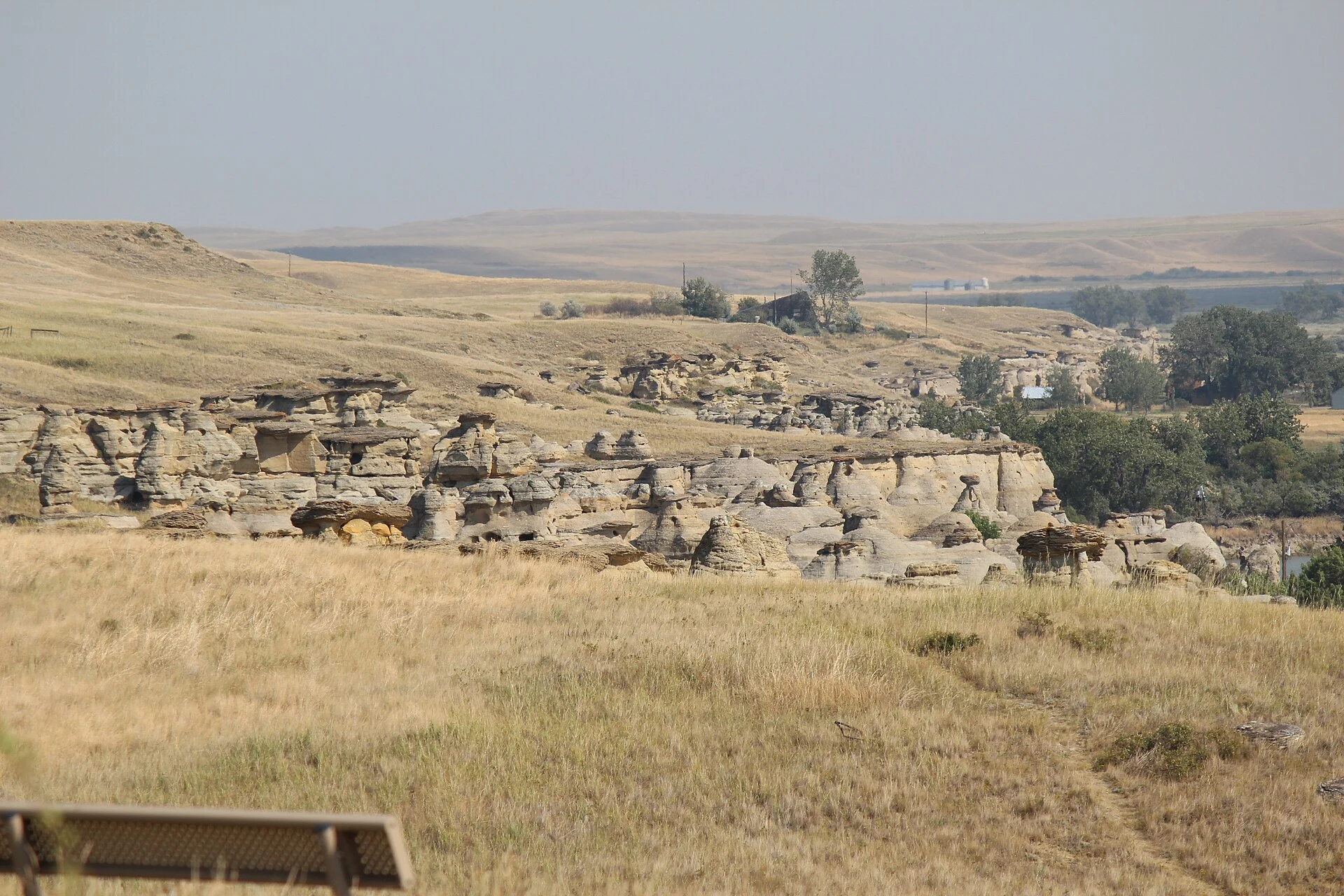 Hoodoos de arenisca y valle del río Milk en Áísínai’pi