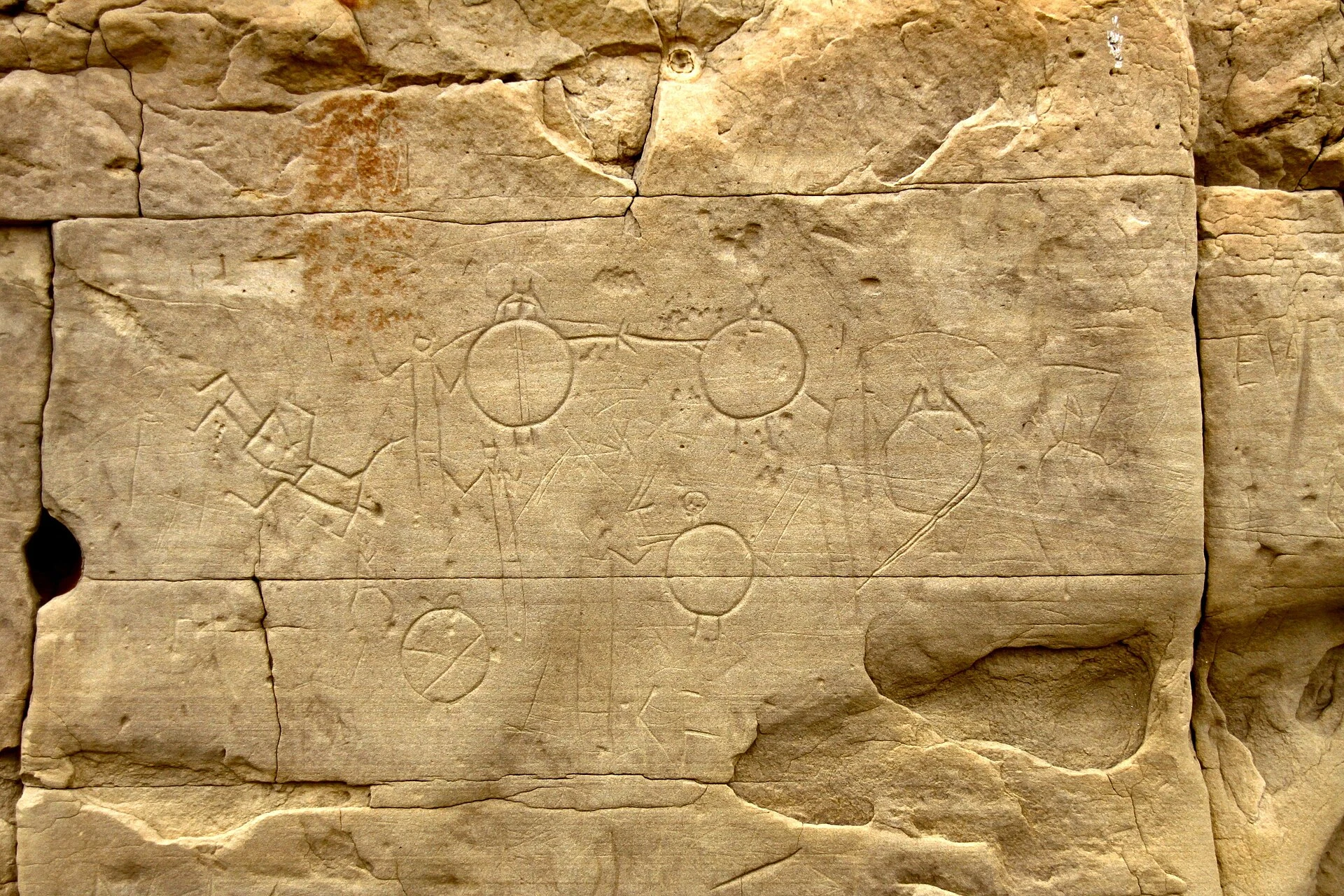 Panel de arte rupestre protegido en arenisca en Áísínai’pi