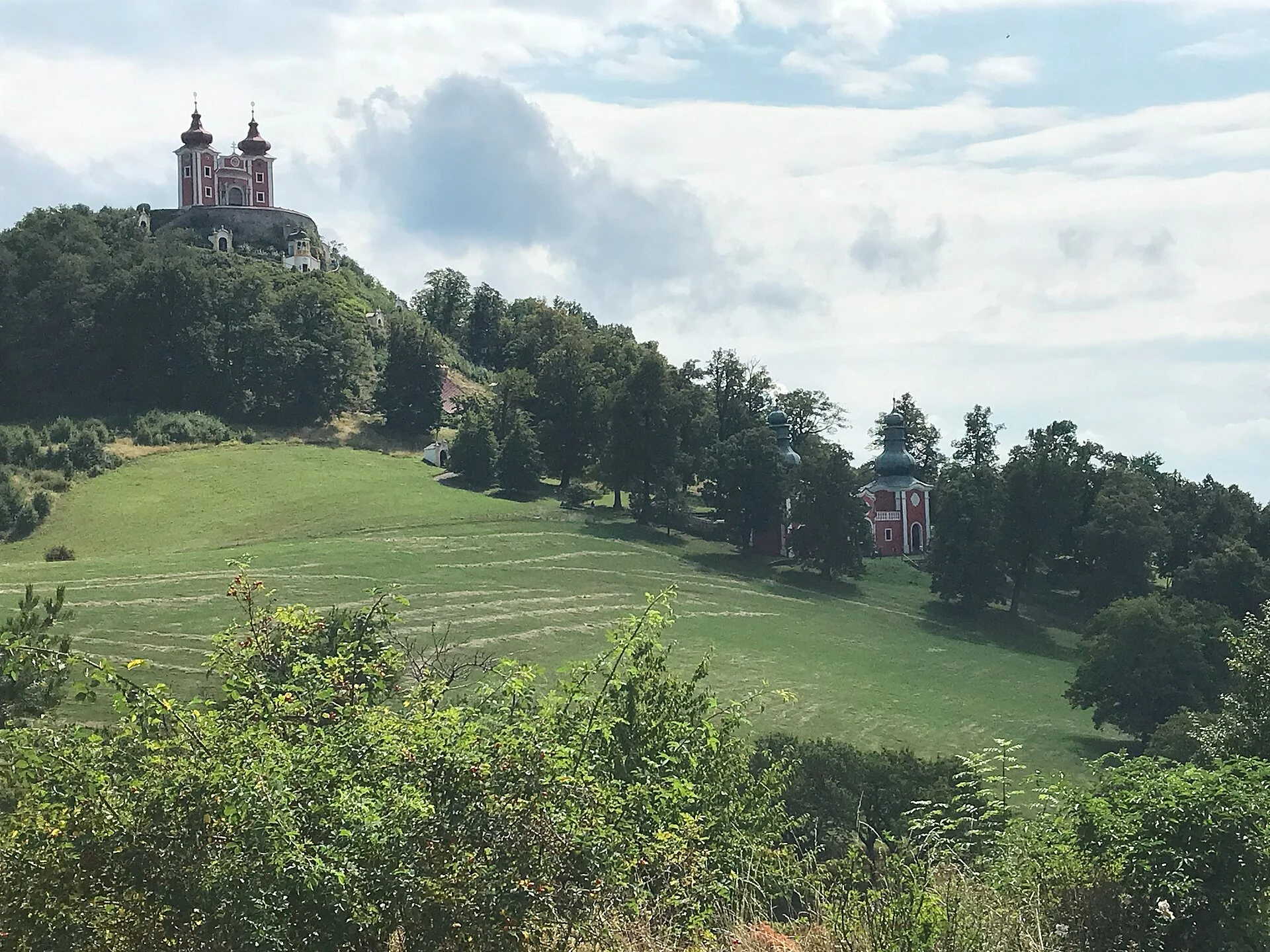 Embalse histórico de Ottergrund entre bosque y colinas cerca de Banská Štiavnica.
