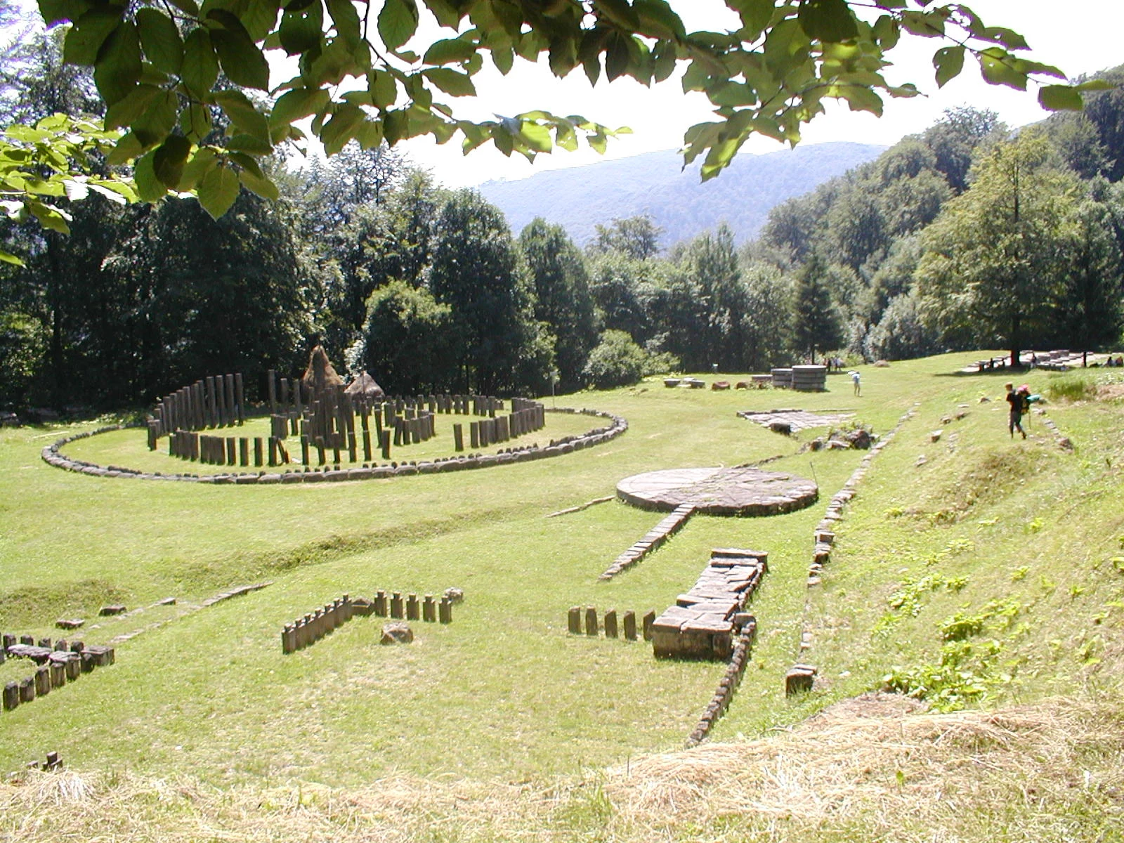 Santuario circular de piedra entre el bosque de Sarmizegetusa Regia.