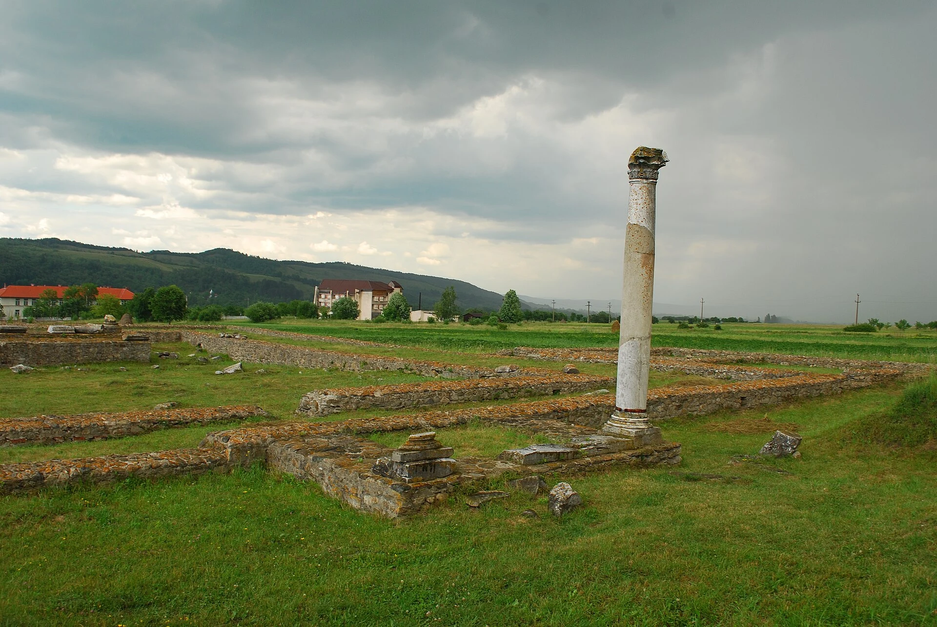 Restos arqueológicos del foro de Ulpia Traiana Sarmizegetusa.