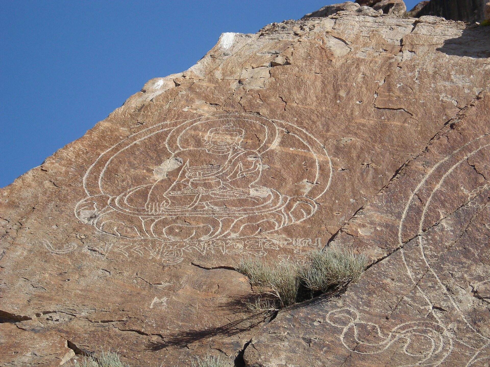 Rocas con imágenes budistas grabadas junto al río Ili en Tamgaly-Tas.