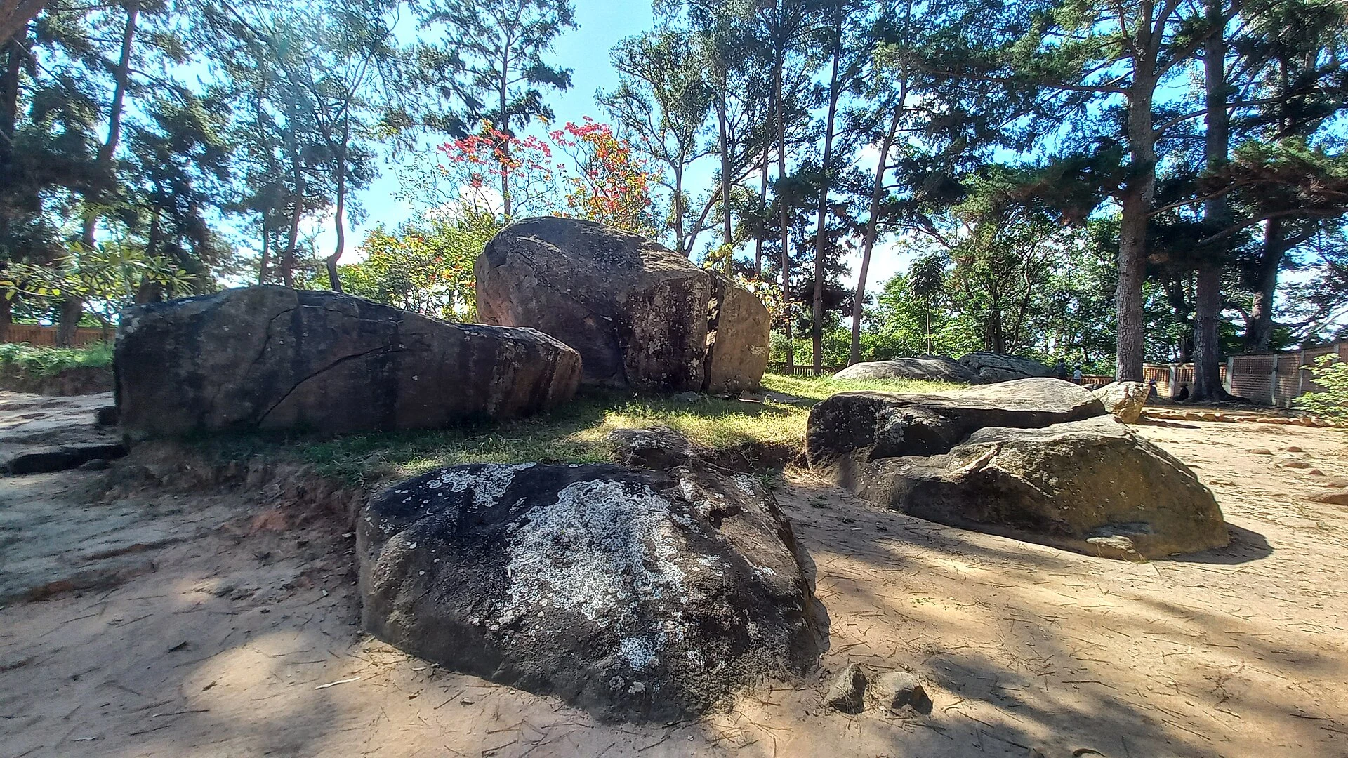 Portal de piedra y elementos defensivos en la Colina Real de Ambohimanga.