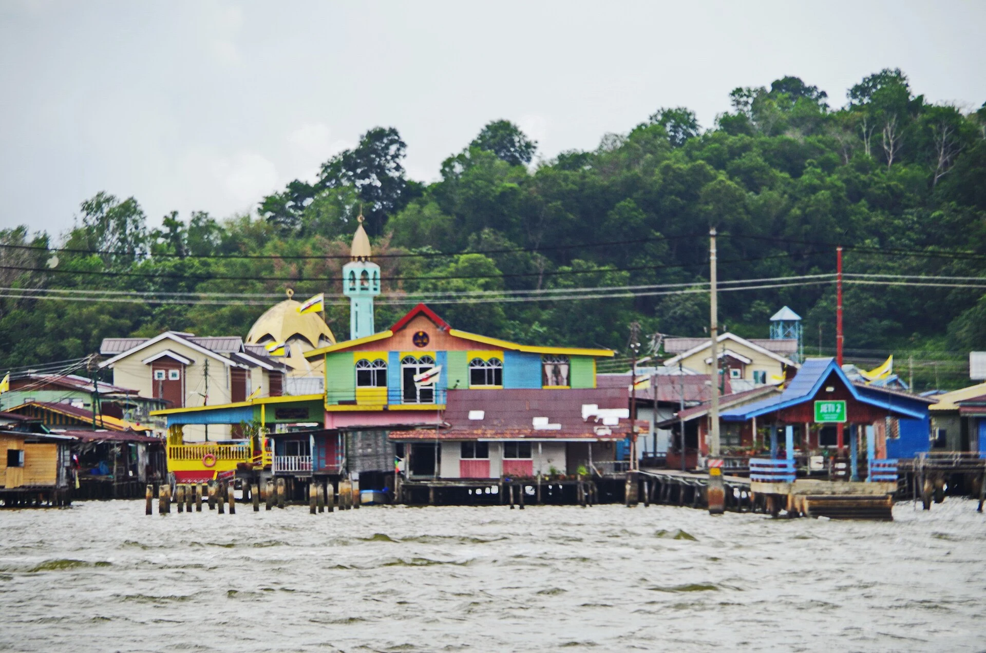 Casas sobre pilotes y taxis acuáticos en Kampong Ayer, junto al río Brunéi.