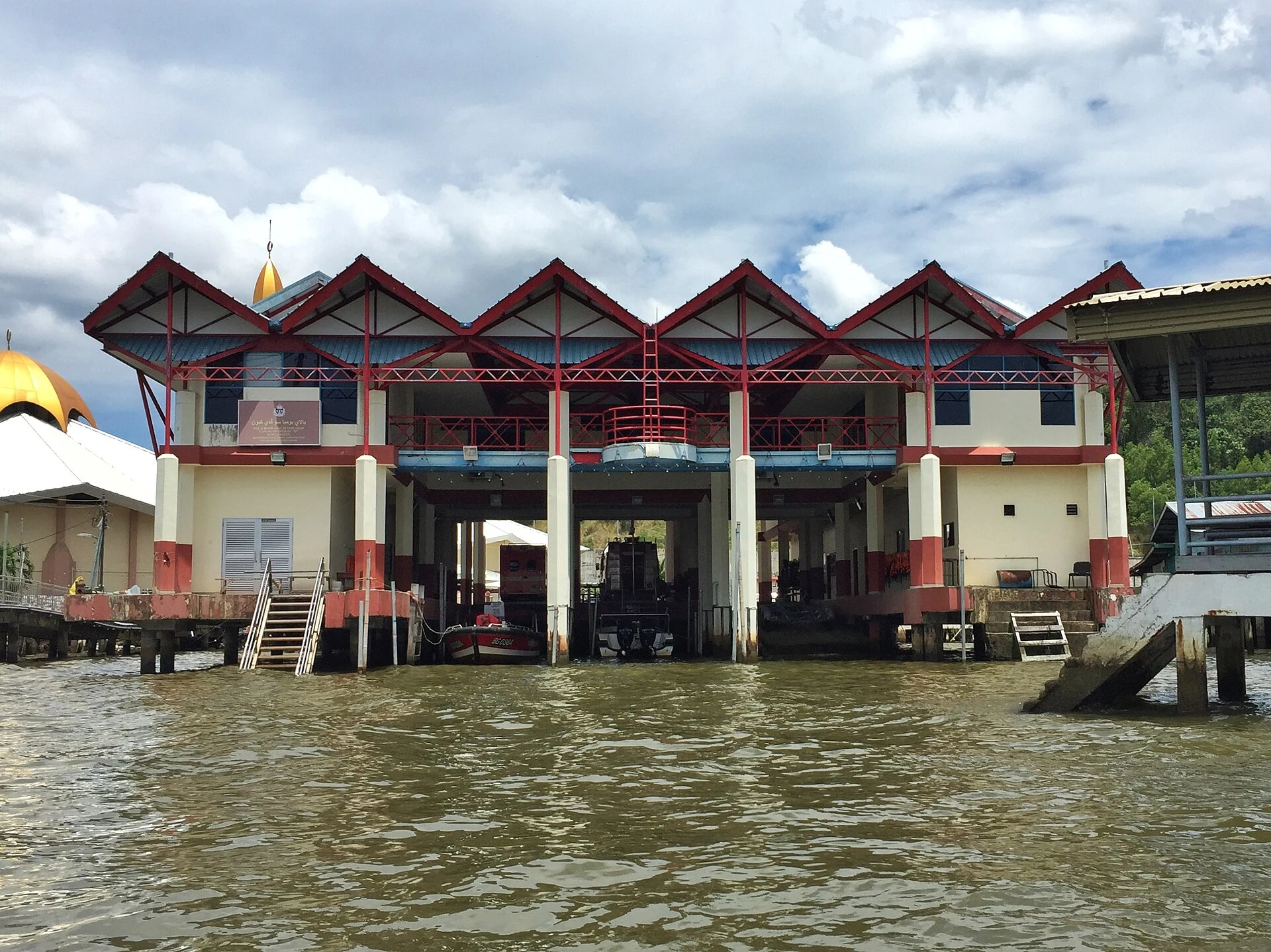 Pasarela de madera que conecta viviendas y embarcaderos en Kampong Ayer.