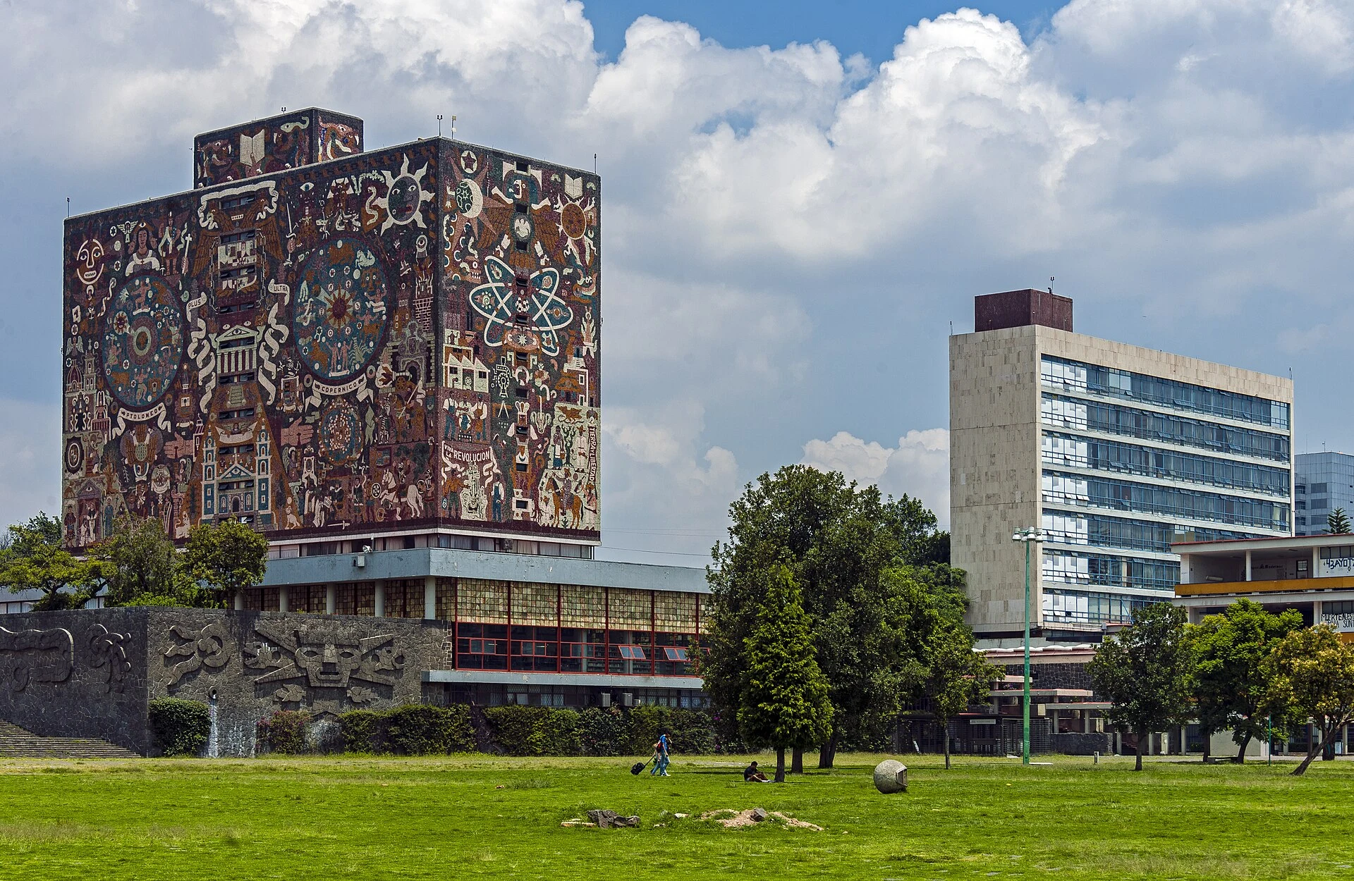 Fachada de la Biblioteca Central de Ciudad Universitaria con el mosaico mural de Juan O’Gorman.