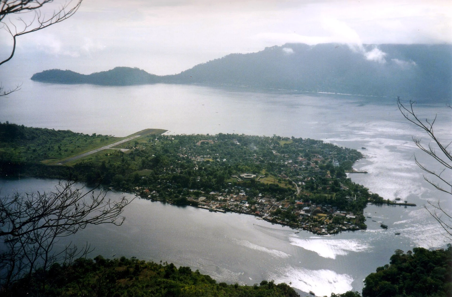 Murallas de piedra del fuerte Belgica en Banda Neira, Maluku.