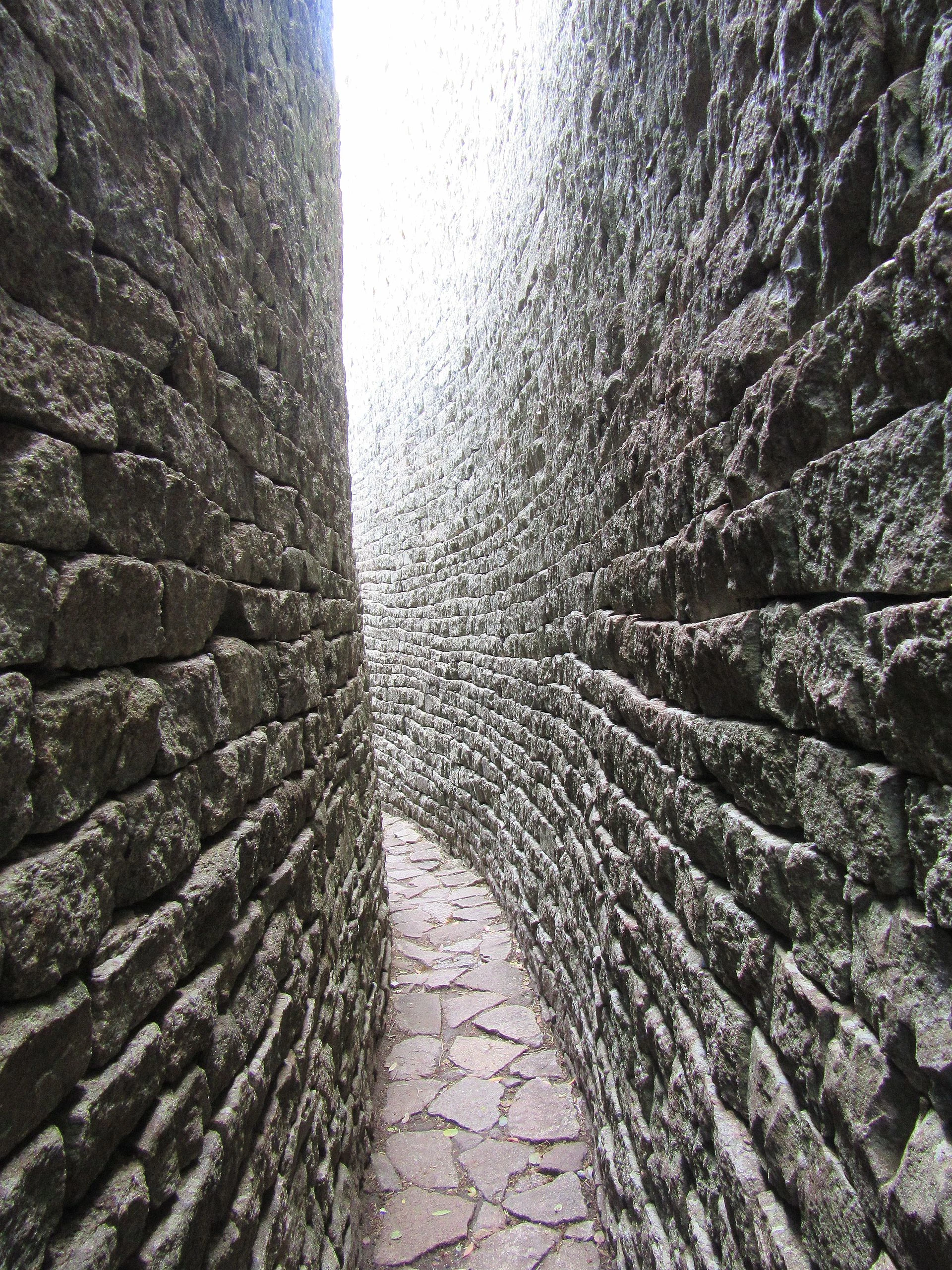 Muro curvo y torre cónica del Gran Recinto de Gran Zimbabue al amanecer.