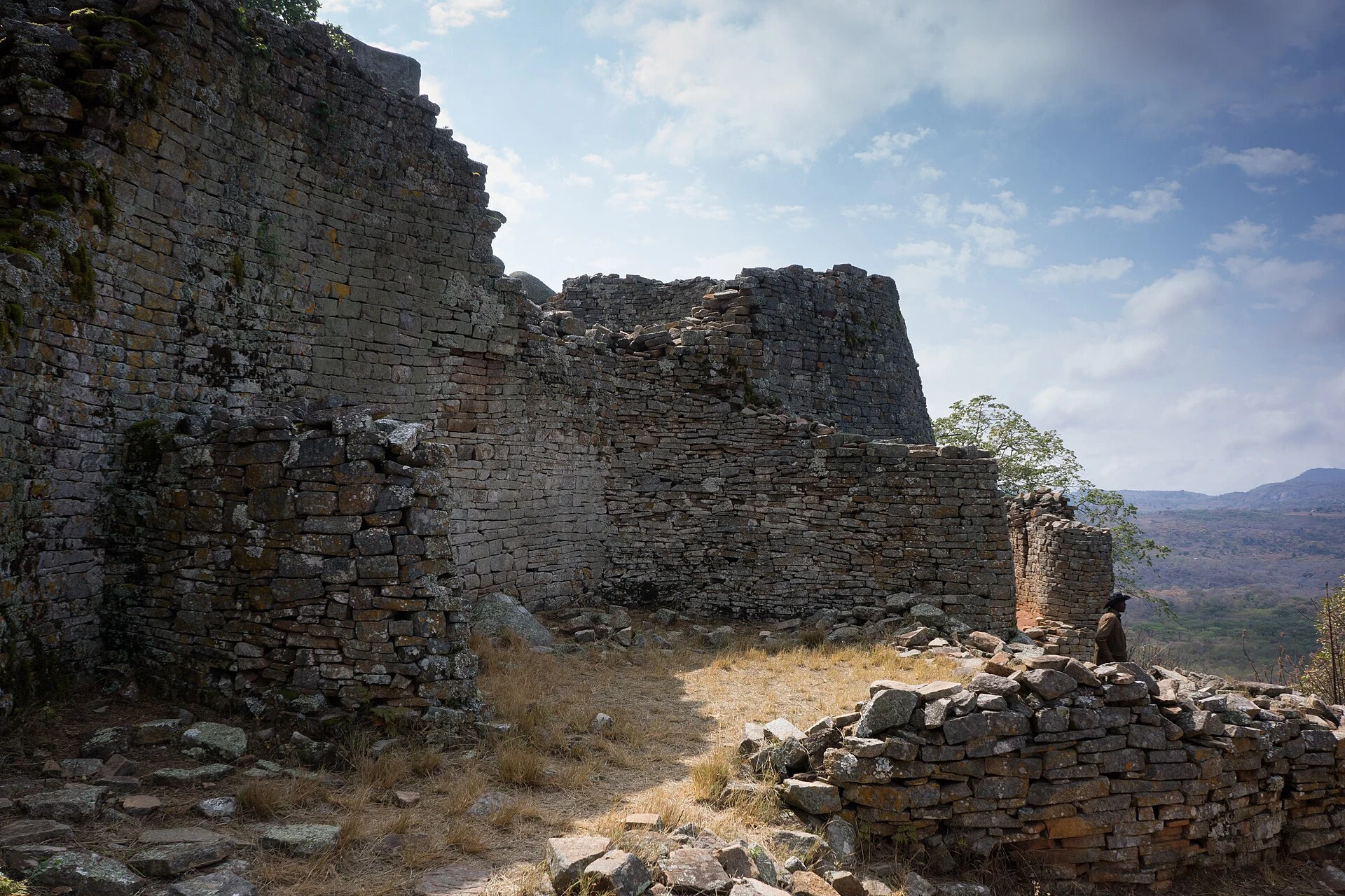 Pasaje de piedra entre afloramientos graníticos en el Complejo de la Colina de Gran Zimbabue.