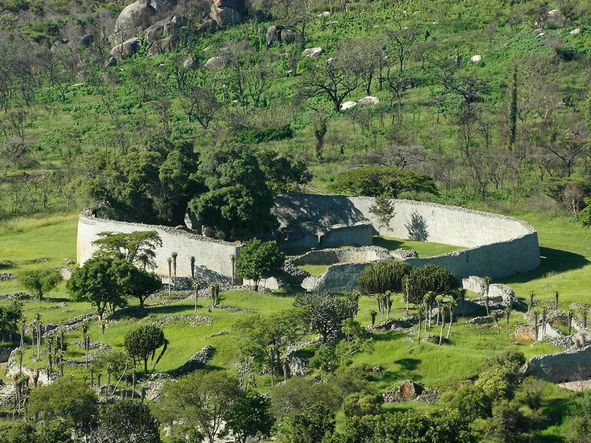 Muros bajos y paisaje de las Ruinas del Valle de Gran Zimbabue.