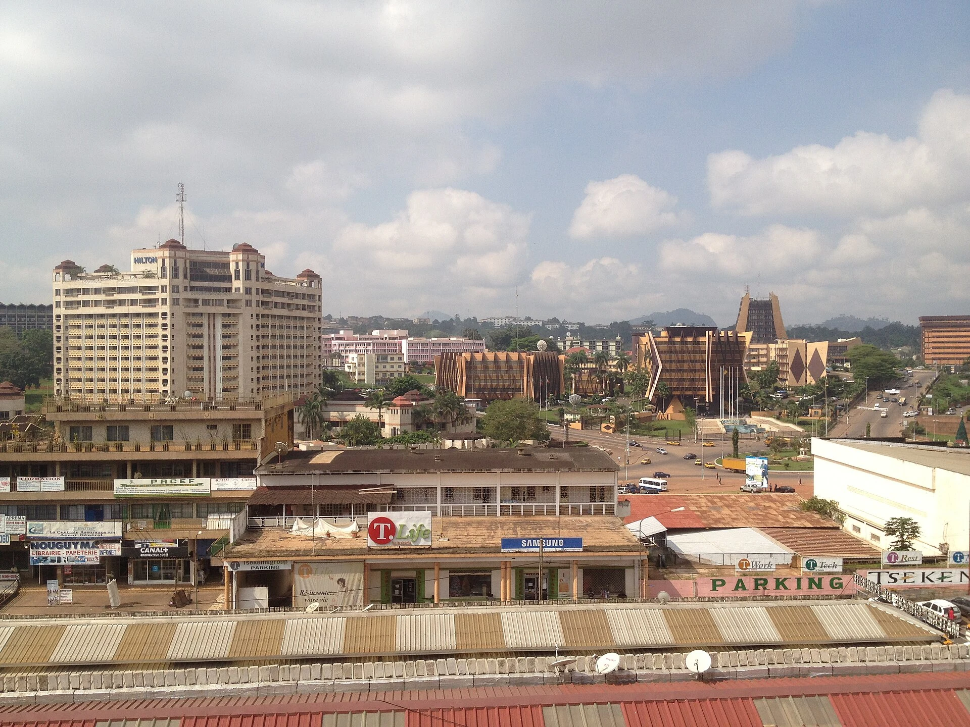 Calle de Yaoundé durante el día, Camerún.