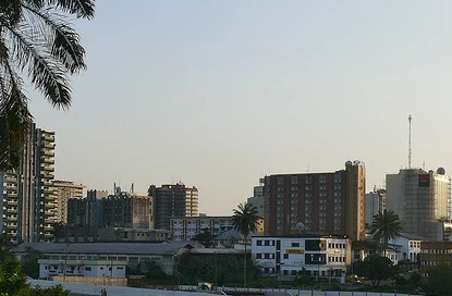 Taxis en una calle de Duala, Camerún.