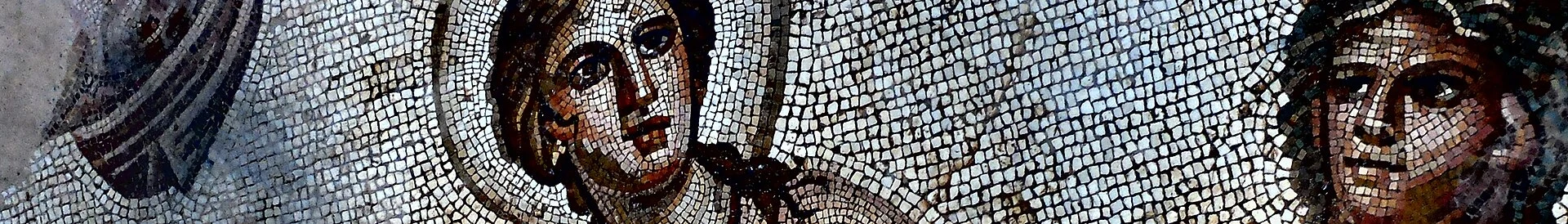 Mosaico romano conservado en su contexto arquitectónico en Bulla Regia.