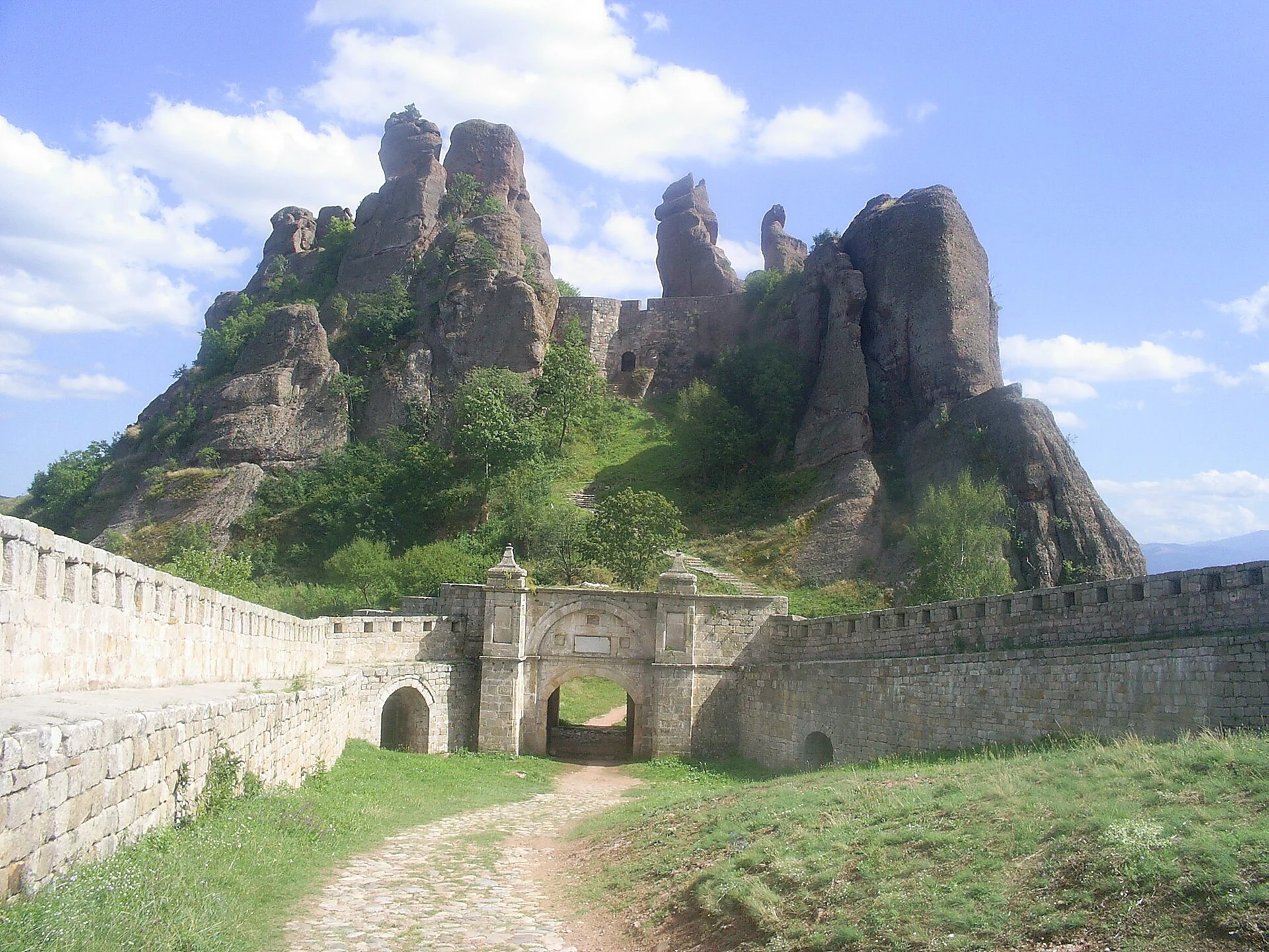Fortaleza de Belogradchik encajada entre formaciones rocosas rojizas.