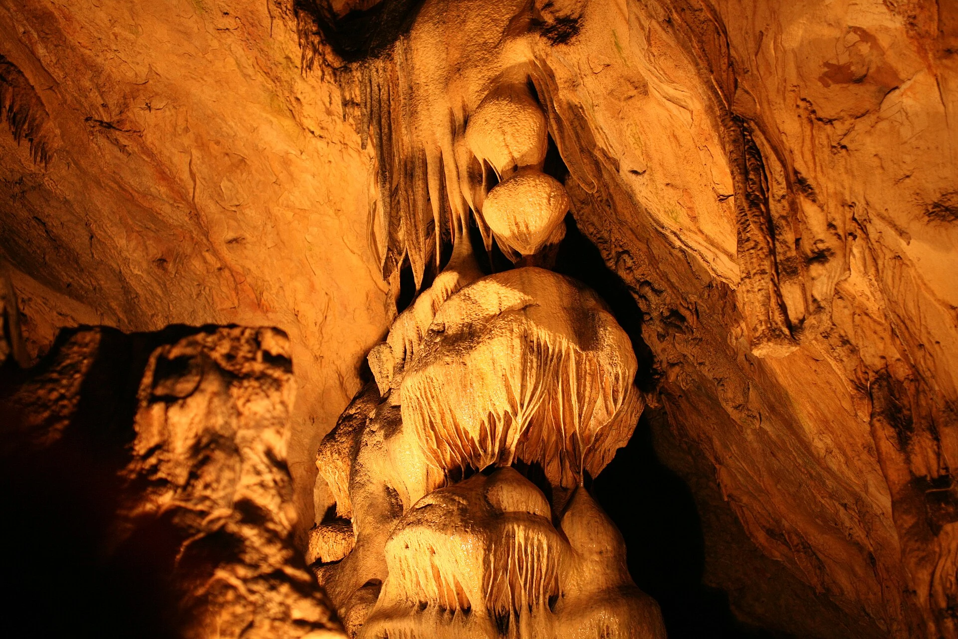 Figuras prehistóricas pintadas en una pared de la cueva de Magura.