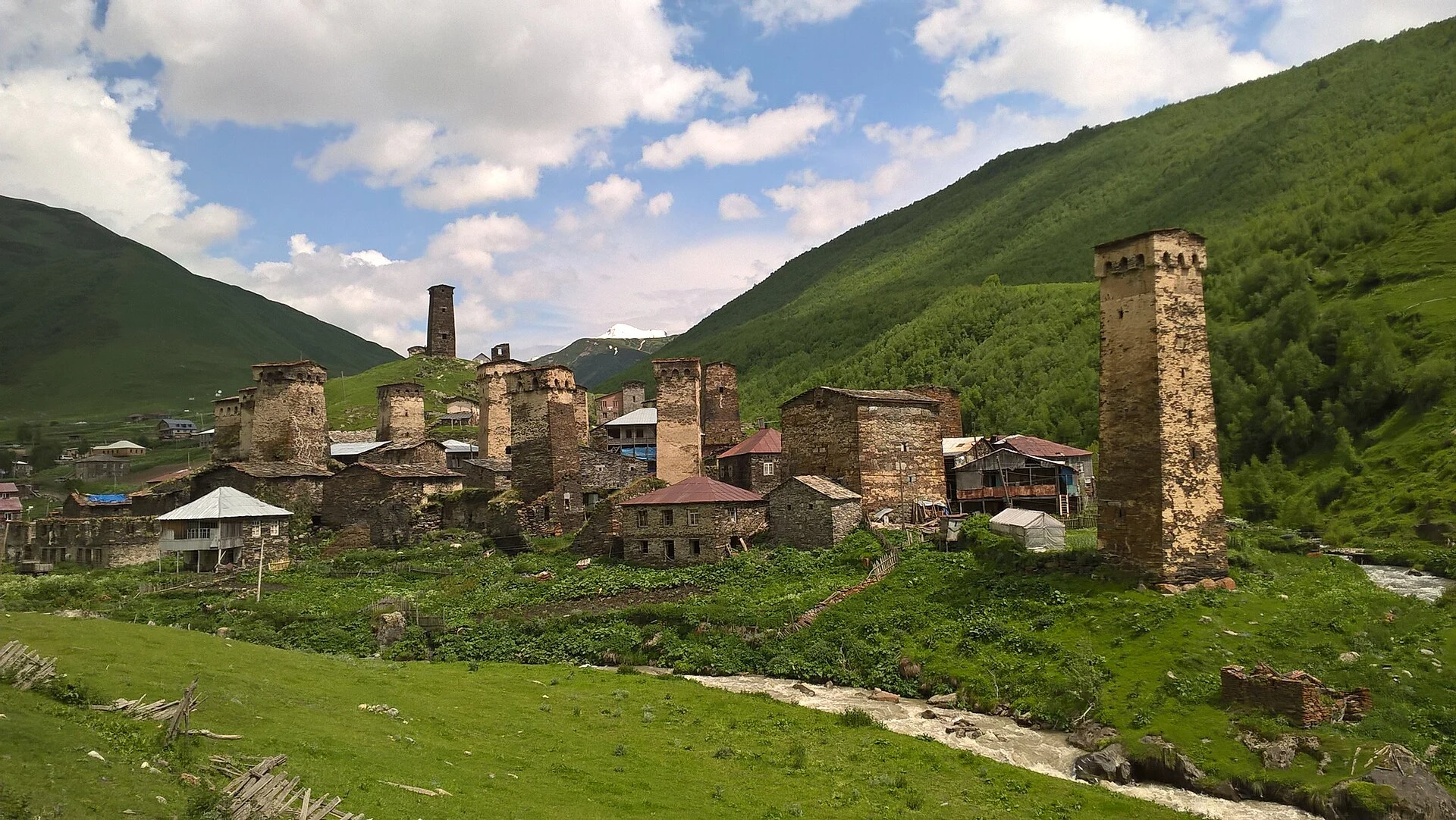Casas-torre y calle de Chazhashi, en la comunidad de Ushguli.