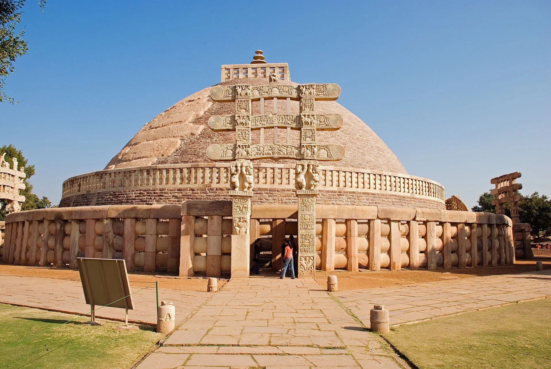 La Gran Estupa de Sanchi con una de sus puertas talladas.