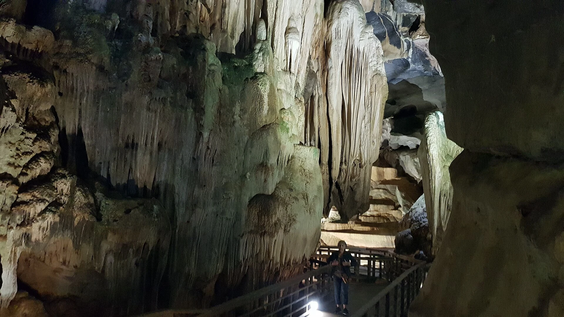 Barca de visitantes acercándose a la entrada de la Cueva de Phong Nha por el río Son.