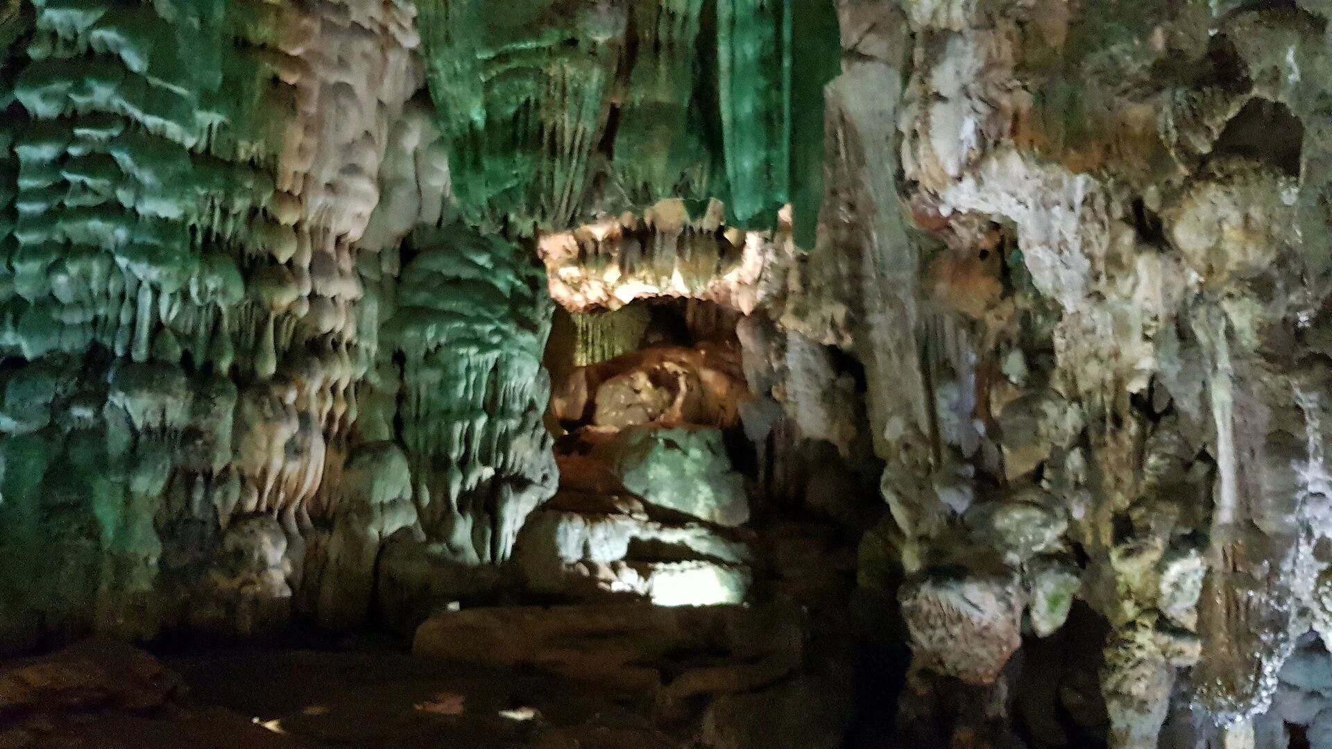 Pasarela de madera entre formaciones calizas en Paradise Cave.