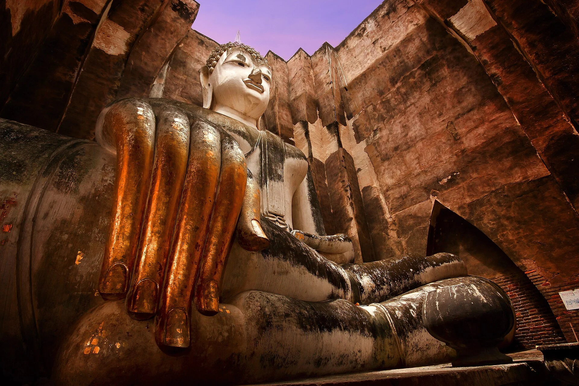 Wat Mahathat y estanques en el Parque Histórico de Sukhothai.