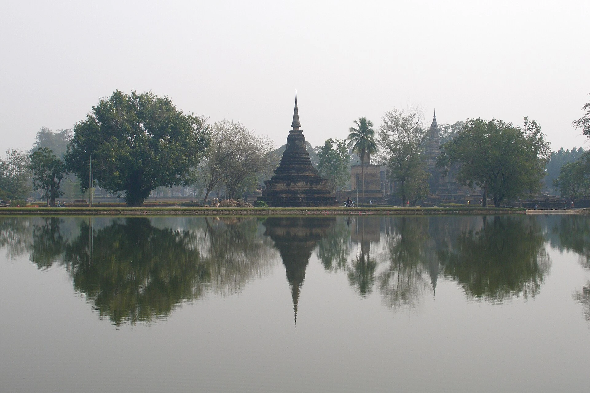 Imagen de Buda sentado en Wat Si Chum, Parque Histórico de Sukhothai.