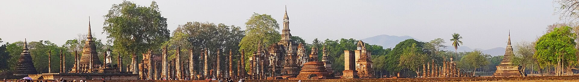 Bicicleta junto a templos antiguos en el Parque Histórico de Sukhothai.