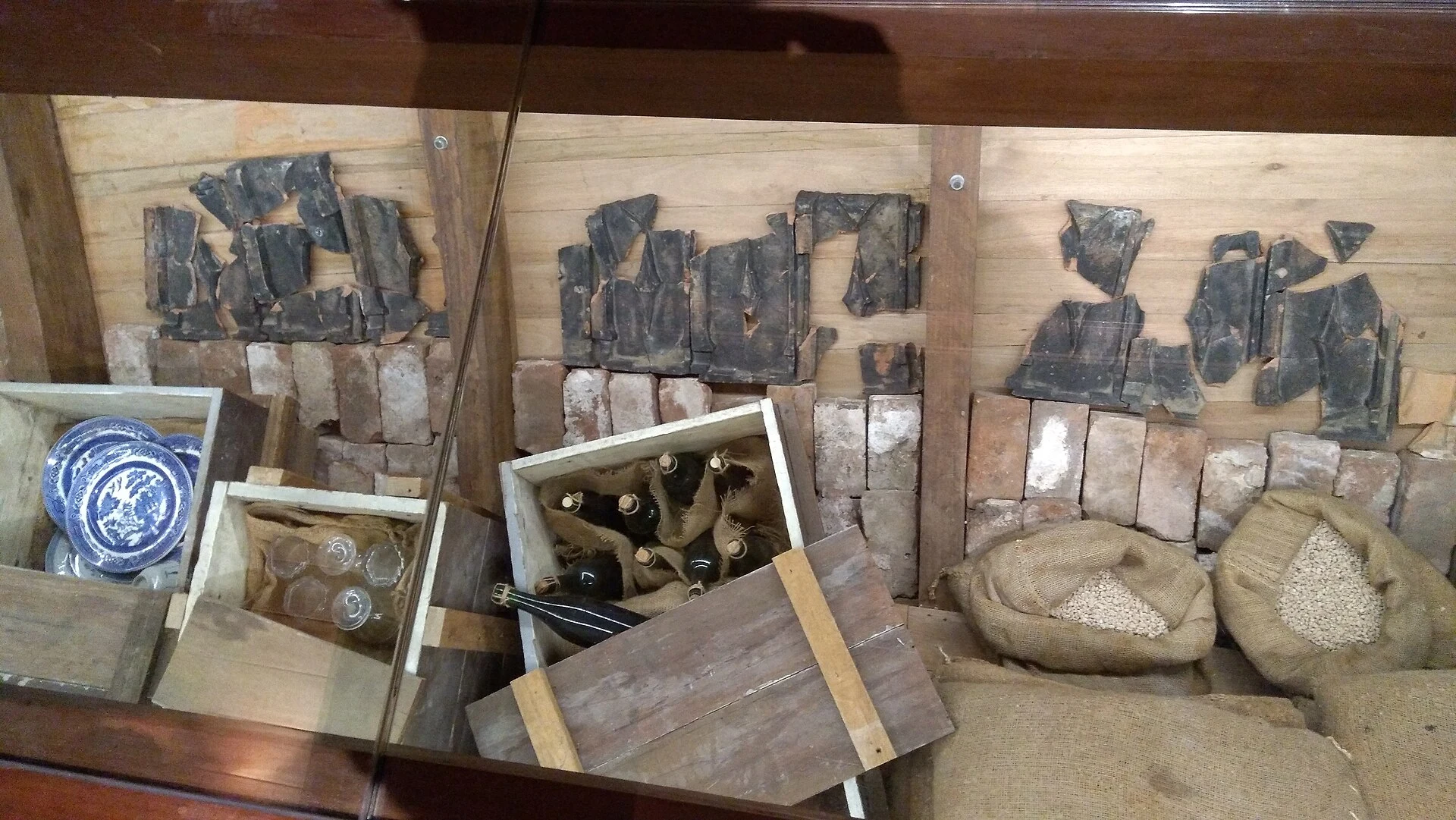 Visitante observa una exposición sobre trabajo contratado en el centro de interpretación de Aapravasi Ghat.