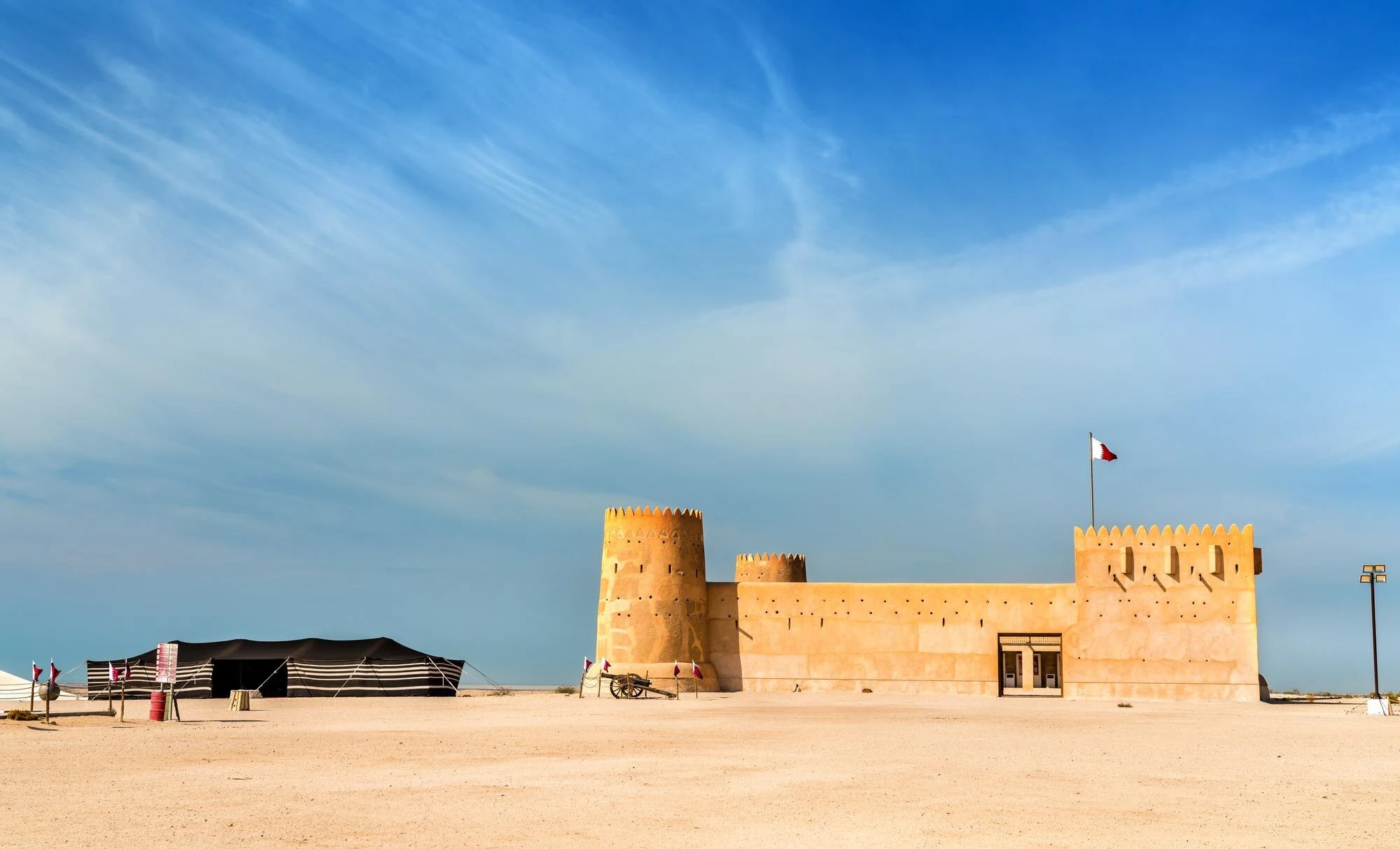 Fortaleza de Al Zubarah rodeada por el paisaje desértico del norte de Qatar.