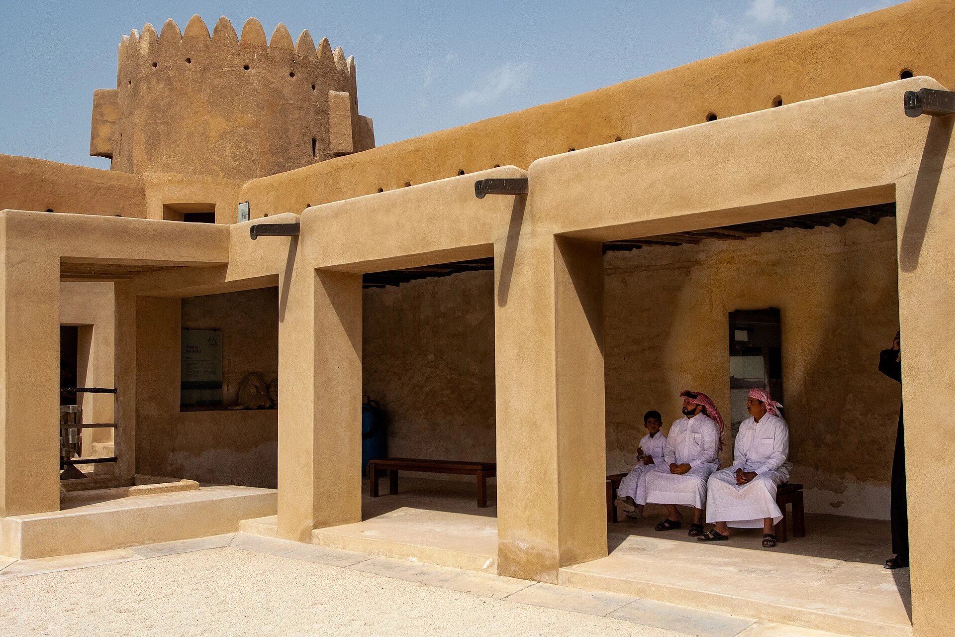 Pasarela junto a los restos de la ciudad arqueológica de Al Zubarah.