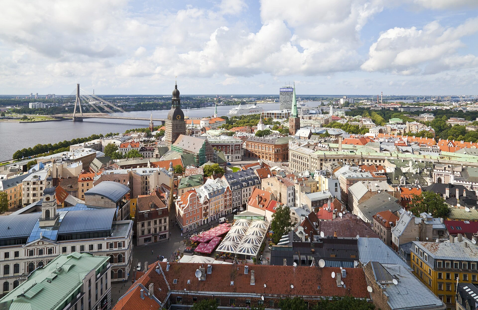 Vista urbana de Riga, capital de Letonia