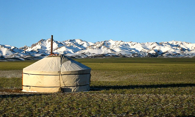 Texto en mongol en un entorno no identificable, como referencia visual a la lengua.
