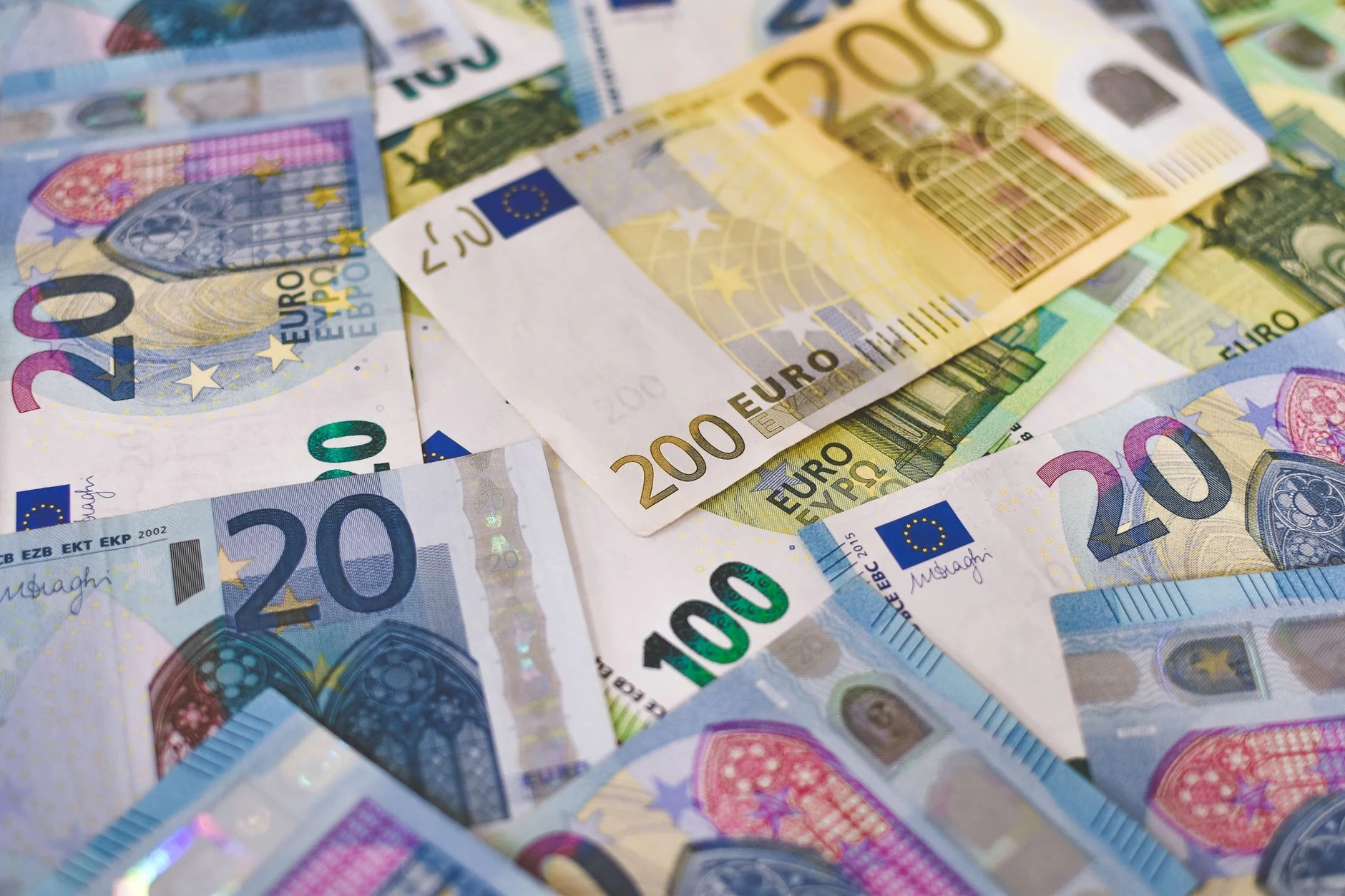 Billetes y monedas de euro preparados para un viaje
