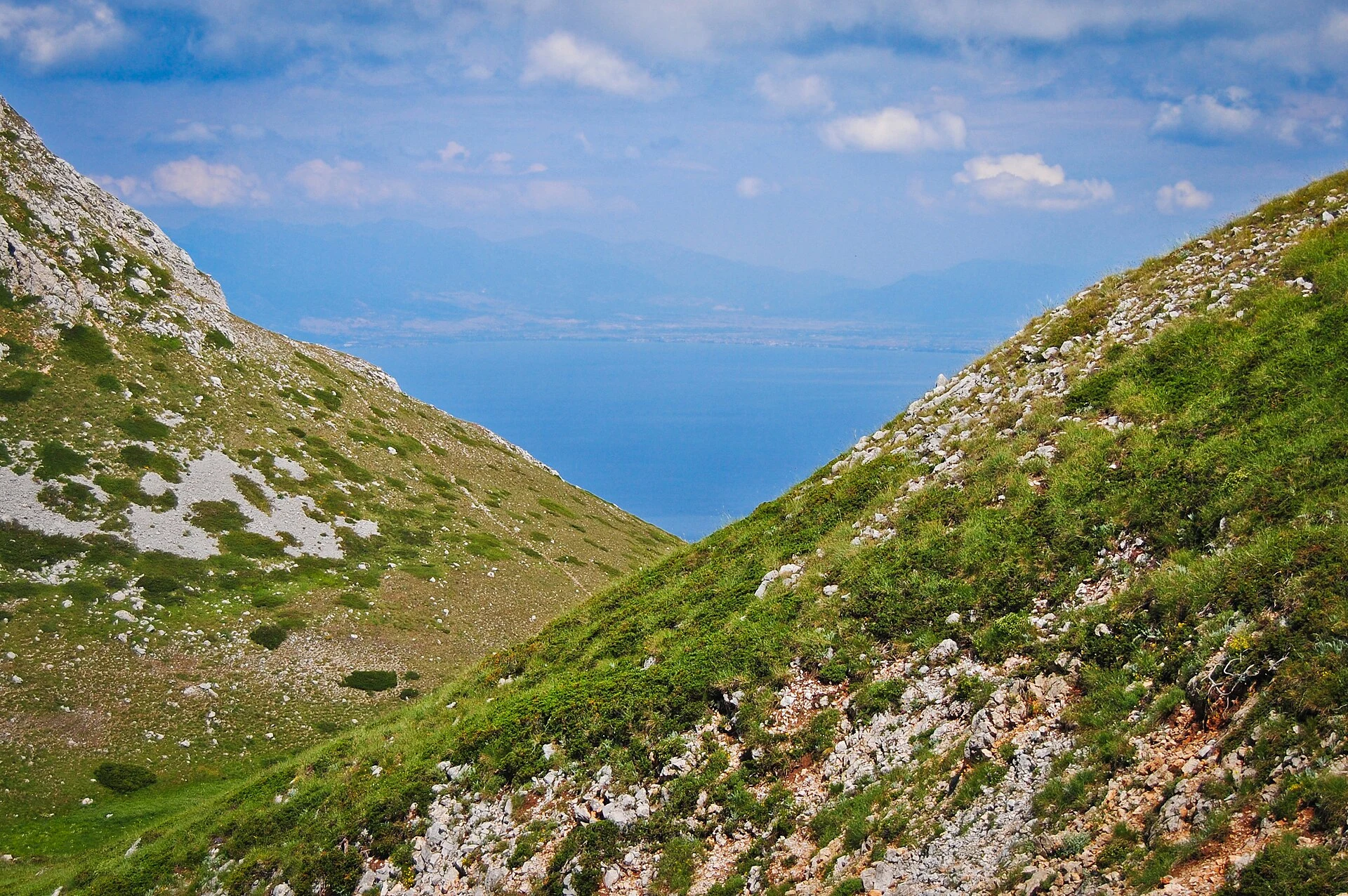 Senderista en un camino señalizado del Parque Nacional Galičica sobre el lago Ohrid