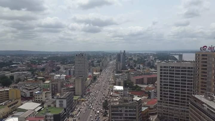 Panorama urbano de Kinshasa, capital de la República Democrática del Congo.