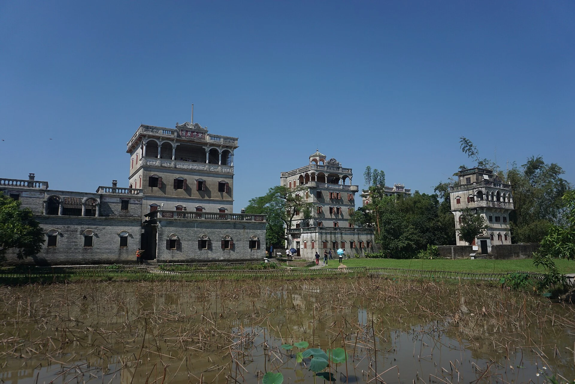 Torre diaolou junto a arrozales y un estanque en Zili, Kaiping
