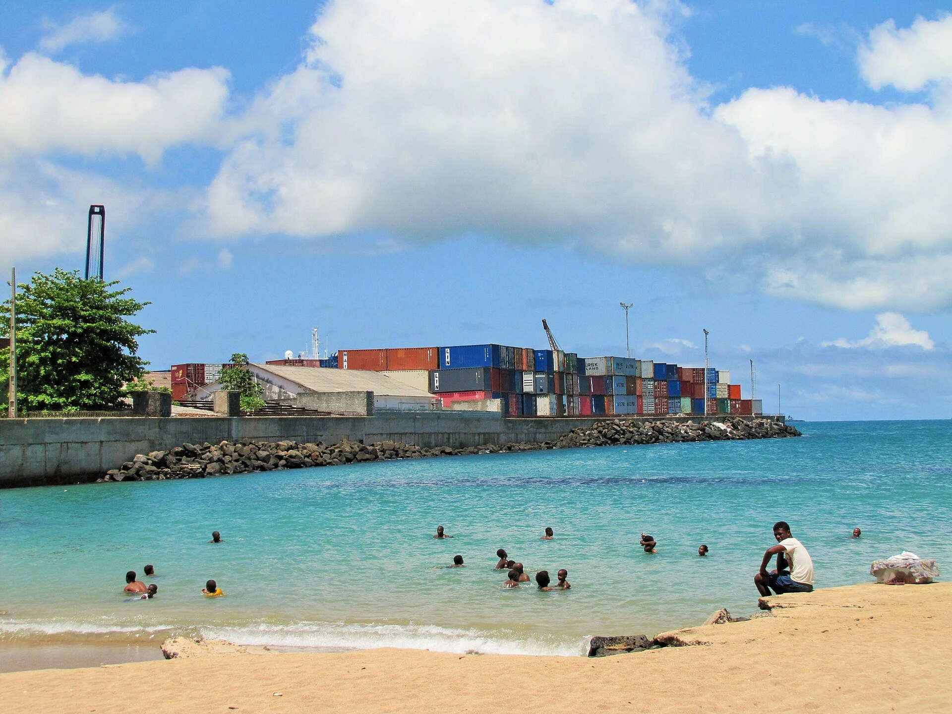 Escena urbana de São Tomé, capital de Santo Tomé y Príncipe.