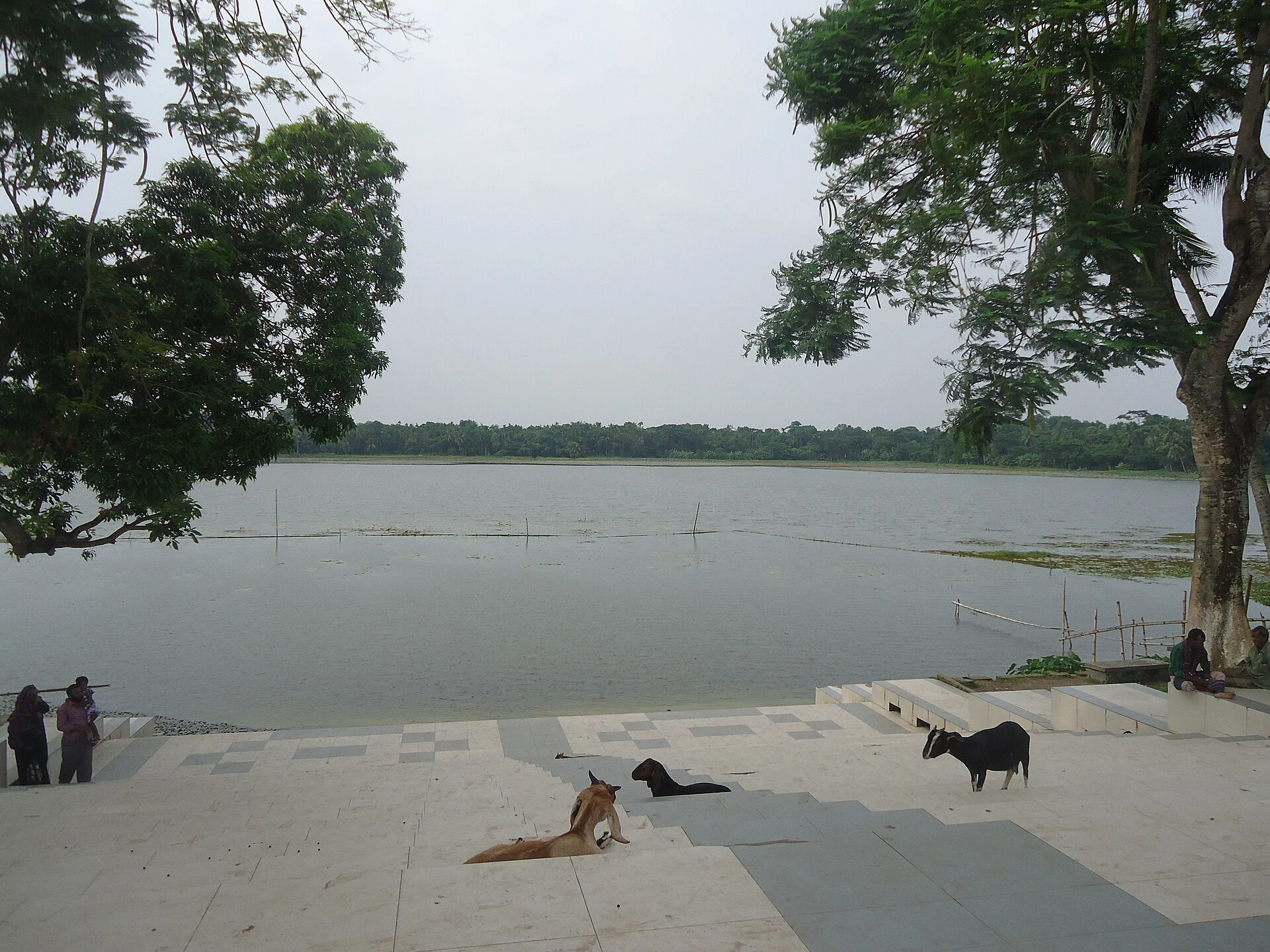 Mausoleo de Khan Jahan junto a un estanque en Bagerhat.