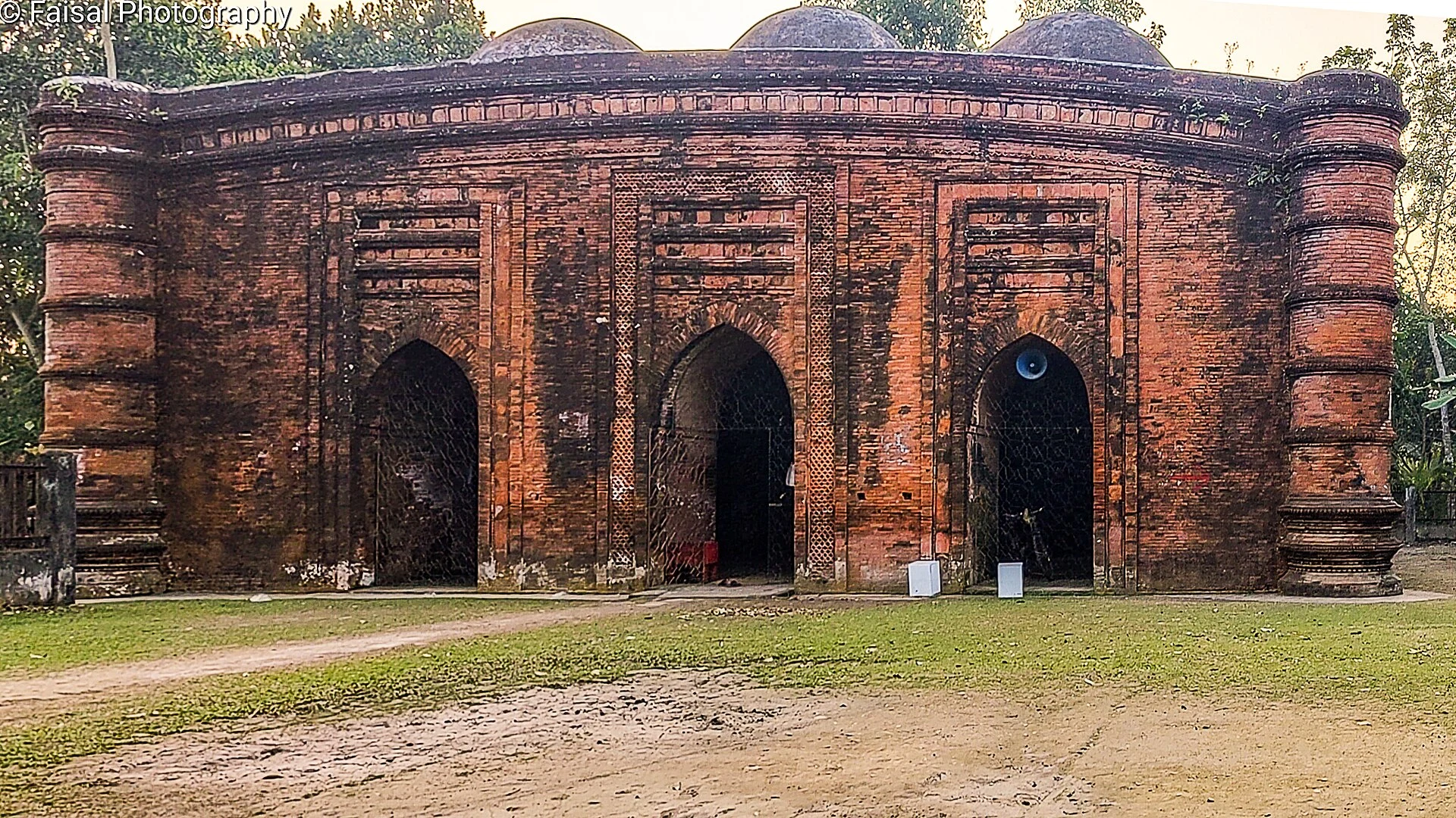 Mezquita de Nueve Domos junto al estanque de Khan Jahan en Bagerhat.