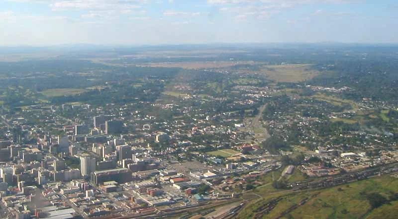 Vista urbana identificable de Harare, capital de Zimbabue.