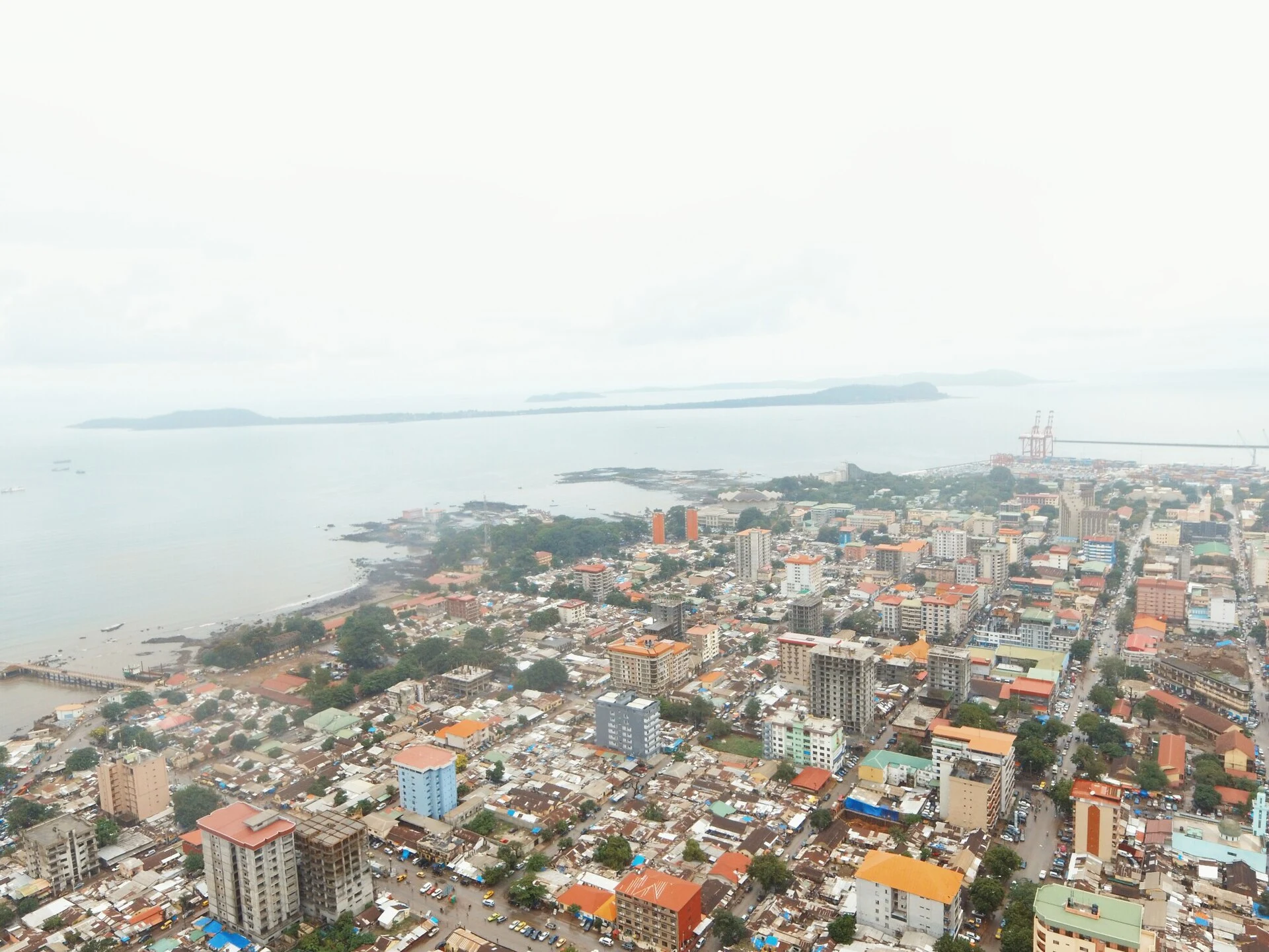 Vista identificable de Conakry, capital de Guinea.
