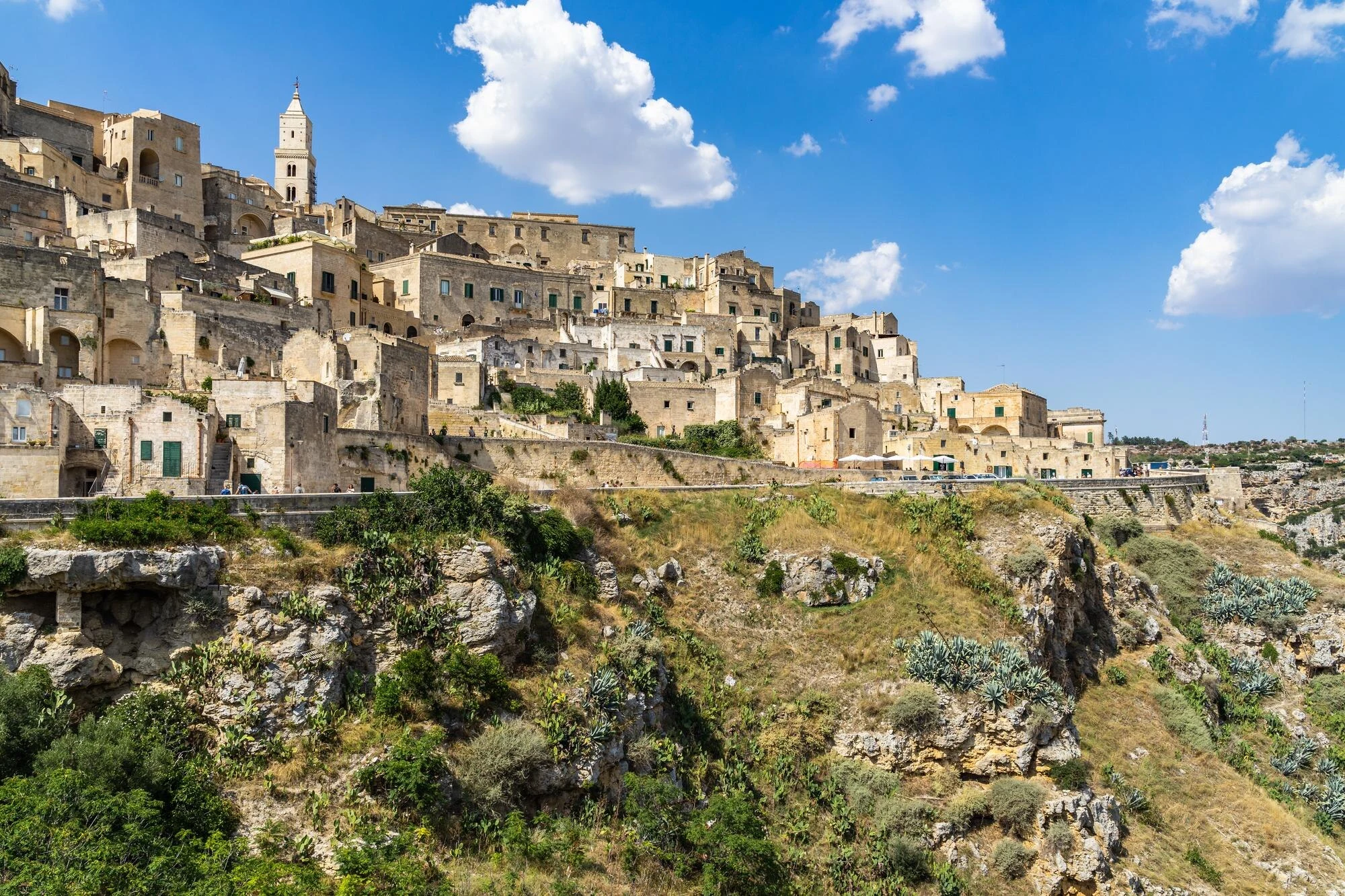 El Sasso Caveoso escalonado frente al paisaje de la Gravina en Matera.