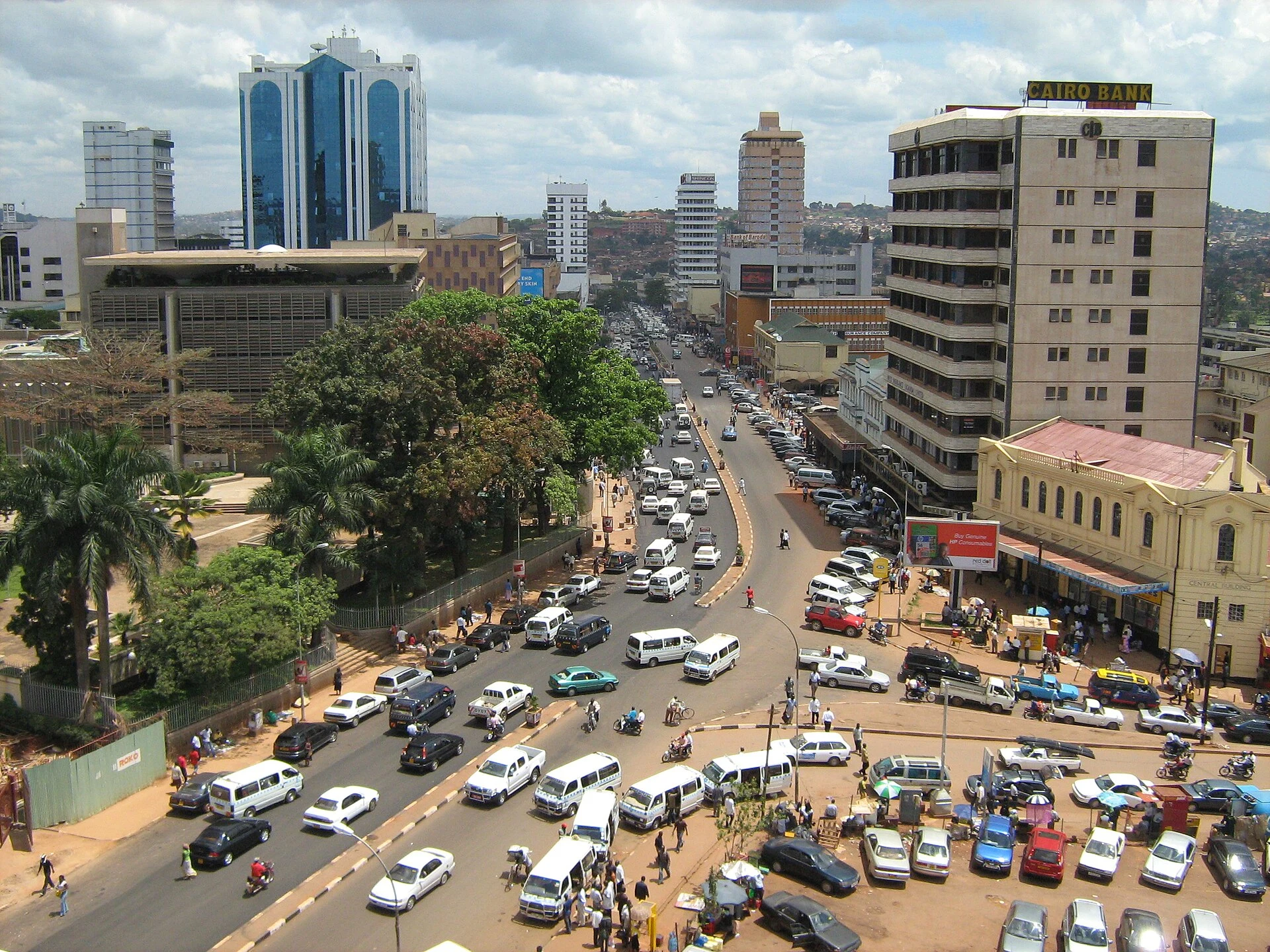 Escena urbana genérica que acompaña la referencia a Kampala.