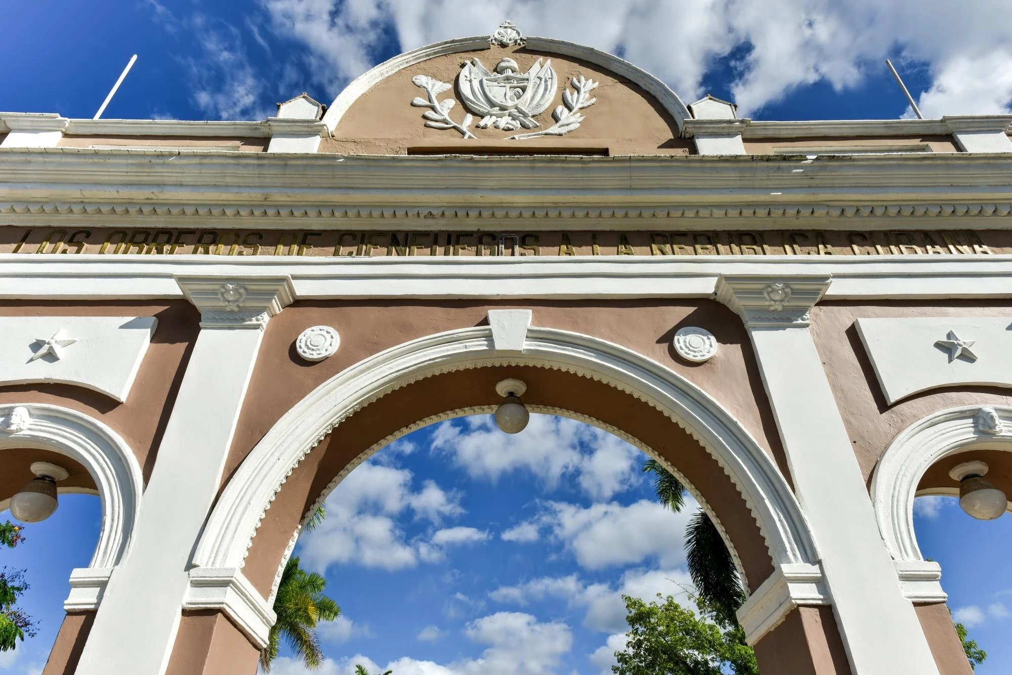 Vista urbana cotidiana junto al Parque José Martí de Cienfuegos.