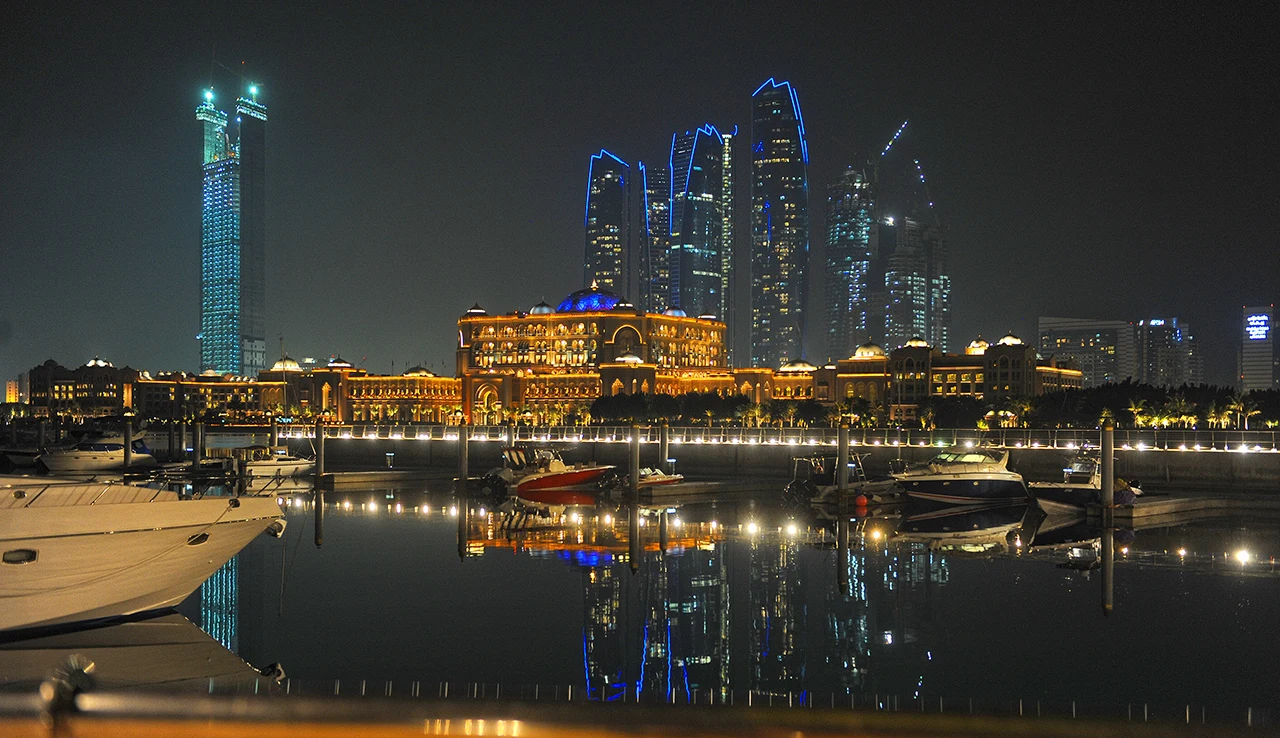 Vista urbana de Abu Dhabi como referencia de la capital