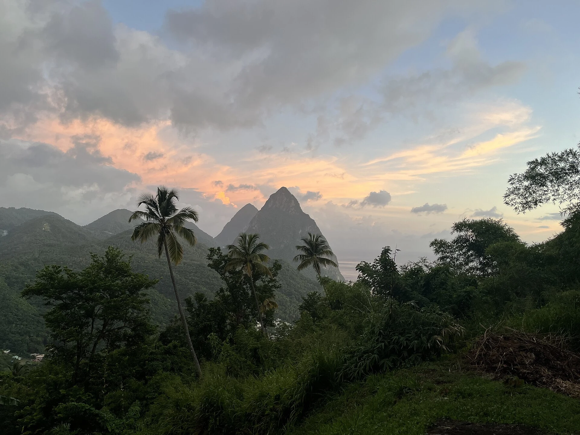 Excursionistas con guía local al inicio del sendero de Gros Piton, cerca de Soufrière.